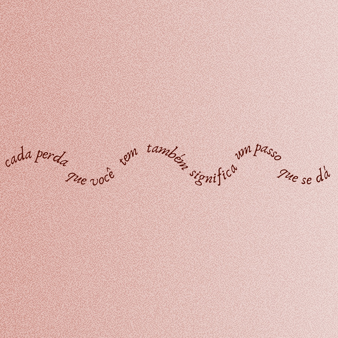 Cada perda carrega uma oportunidade de crescimento. Muitas vezes aprendemos a abominar o erro ou qualquer coisa que possa significar uma perda. Já pensou que talvez seja o momento de olhar para isso de uma forma diferente? Os erros podem sim ser difíceis de lidar e trazer emoções que não são tão confortáveis, mas eles trazem consigo algum tipo de aprendizado. As vezes é preciso aceitar que as coisas não acontecem da forma como a gente quer e no tempo que a gente deseja, mas isso não significa que você precisa desistir, ou que seu objetivo não será alcançado. O processo é importante, e nem sempre ele será linear, o que de fato importa, é o passo que damos em direção aos nossos valores e objetivos finais.
#dificuldades #ansiosos #ansiedadenãoéfrescura #ansiedadegeneralizada #processos #caminhos #psi #psicologia #terapia #terapiacognitivocomportamental #erro #autocritica #aceitação