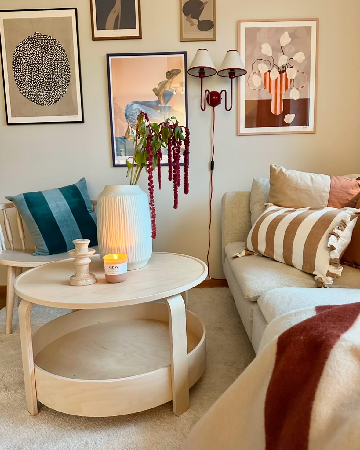 Vem bor här?
Fick uppdraget att skapa en ombonad & varm lägenhet med färg, skapa smarta förvaringslösningar, kunna stuva om och få plats för fler och gärna en plats för en studie/-arbete. Gärna återbruk.
Många önskemål på liten yta men jag älskar utmaningar!
Här lite före & efter bilder på lägenheten.
Vi hade även en heldags fotografering med olika scenarion, från frukost till middagsbjudning.
Mycket rekvisita & en hel del skratt!
Resultatet blev massor av fint bildmaterial till projekt Trägårdens hemsida samt en fin visningslägenhet att visa vid uthyrningen av alla fina hyreslägenheter. 343 Härliga hyresrätter i Svanenmärkta fina trähus, i Askim.
Härligt & fint teamwork av alla på Stena - alla ställer upp och hjälper till!
Tack för förtroendet och ett utmanande projekt!