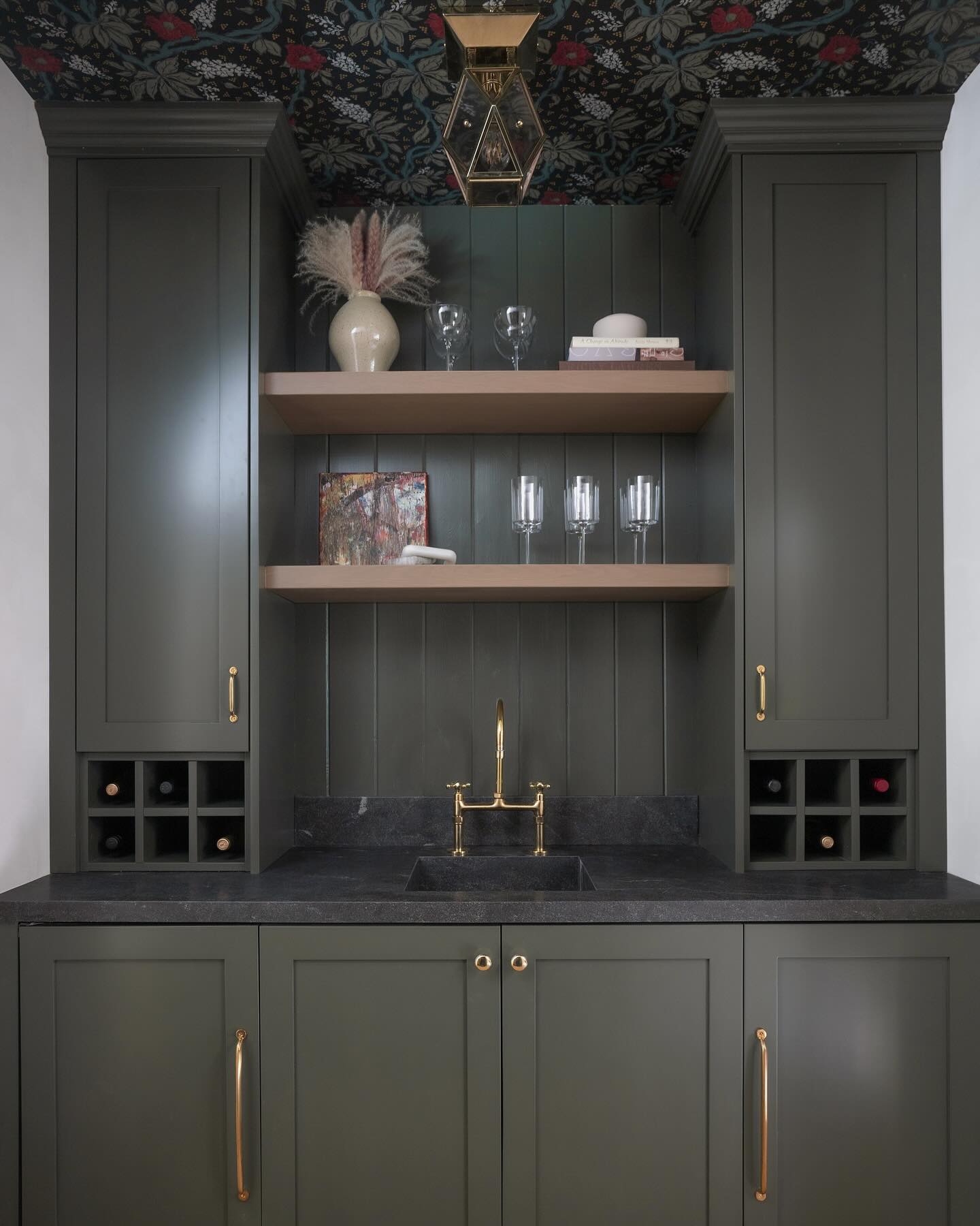 : after and before :
Located in the rolling plains of Santa Fe, STUDIO.ASHTEN redesigned this vacation home to honor its beautiful Adobe bones while crafting a fresh chapter for the historic estate. The furnishings and materials, a blend of custom and antique pieces, were curated from local artisans and established workrooms to create layered, inviting spaces that serve as a welcome retreat from the Client’s city life.