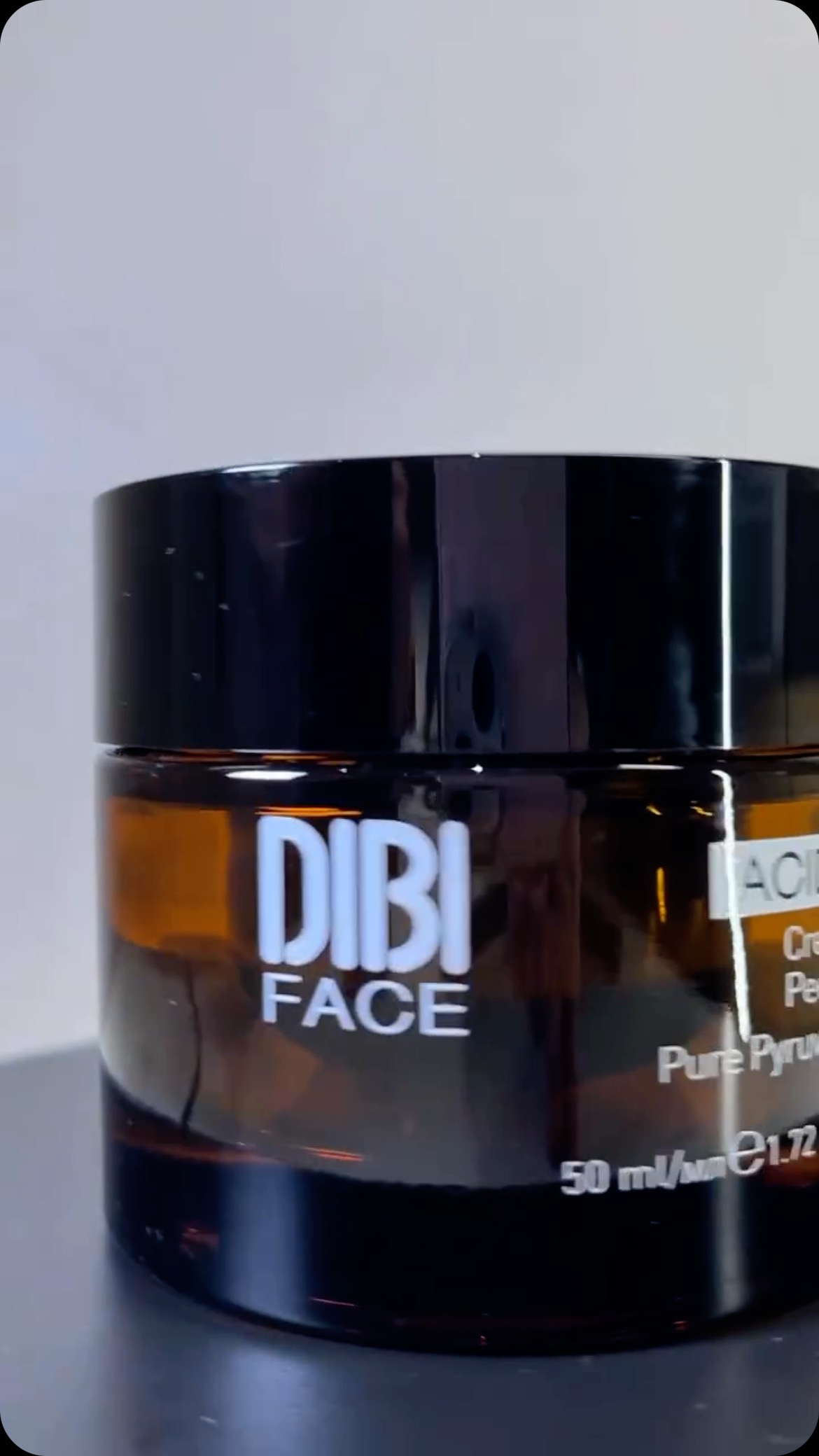 Reduce sleep lines with the DIBI Milano Peeling Night Cream! This rich cream works overnight to brighten and smooth the skin, with Pyruvic acid to even skin texture and Allantoin to maintain balance.
Available for purchase online ( link in bio ) at any of our partnering clinics.
#DIBIMilano #skincare #skindefence #peelingnightcream #acidinfusion #smoothskin