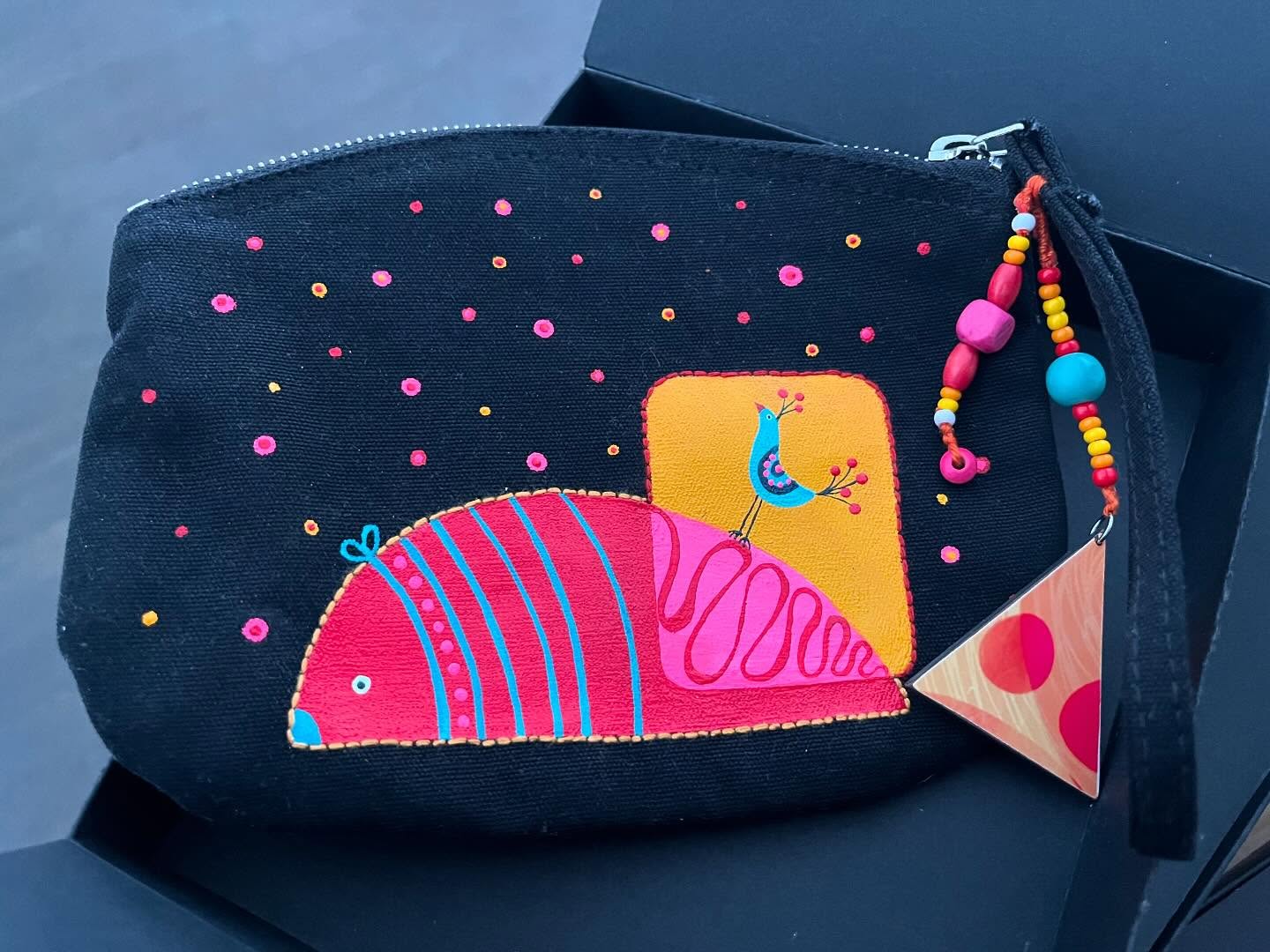 New handpainted zipper pouches. Only a few left!
Organic cotton, high quality acrylic paint, beautiful colorful wooden beads, a unique pendant and lots of care and love that make these pouches wonderful gifts.
Come and see them personally on Saturday in Binningen on the Christmas Market 😊