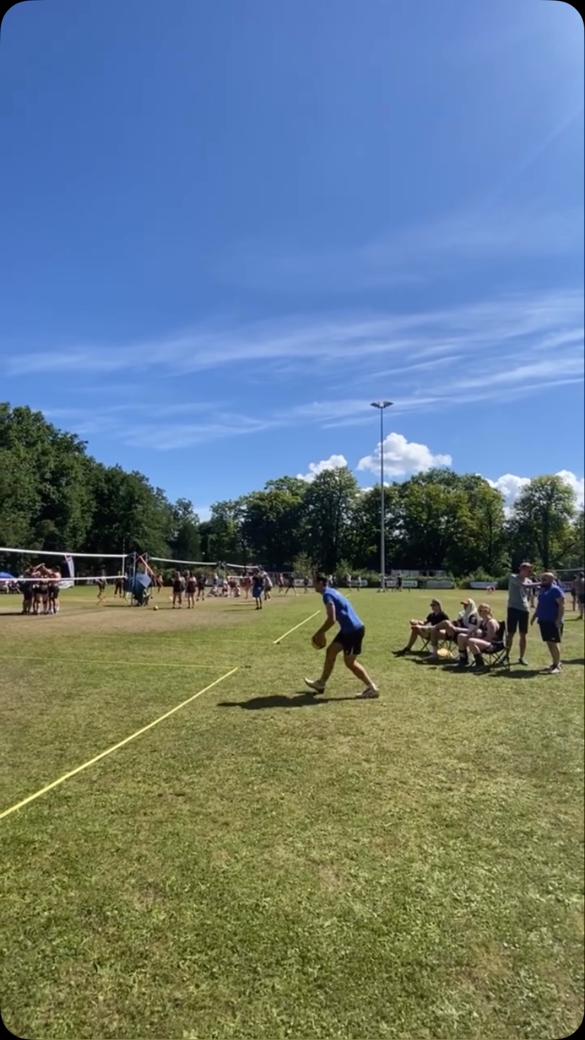 Service please!
Wir sind aus der Sommerpause zurück und wie geht das besser als mit ein paar Eindrücken vom Wochenende? Unsere letzten Postings haben sich mit unseren Sponsoren und Partnern beschäftigt, aber wir dachten uns, dass es jetzt an der Zeit ist, den Fokus zu verschieben!
Ohne euch würden wir den ganzen Aufwand gar nicht betreiben, weswegen ihr in der nächsten Zeit öfter zu sehen sein werdet. Natürlich immer gespickt mit ein paar weiteren Informationen zum nächsten Jahr. 🙏🏼
#service #volleyball #volleympics