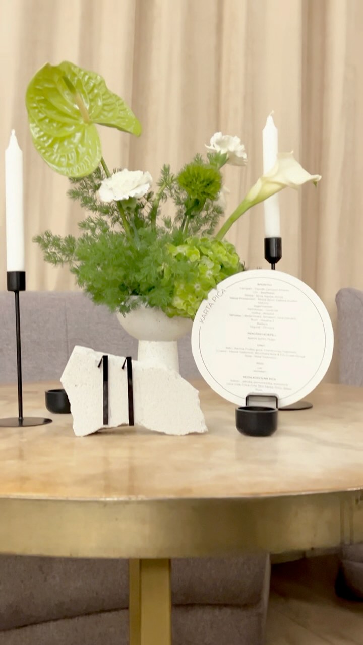 Znate šta je najlepše u ovom poslu? Kada nam se klijent javi i kaže "Dobili smo preporuku od tog-i-tog". E ti ✨TI-I-TI✨su ljudi kojima šaljemo najtopliji zagrljaj, jer nam daju najveću potvrdu da smo zajedno napravili nešto divno! Hvala što smo zaslužili ovako divne klijente, koji nam prepuste svoje najbitnije dogadjaje 🥹🫶🏻
.
.
.
.
.
.
.
.
.
.
.
.
#medimleko #eventdecor #weddingdecor #dekoracija #dekoracijavencanja #dekoracijadogadjaja #weddingstationery #pozivnice