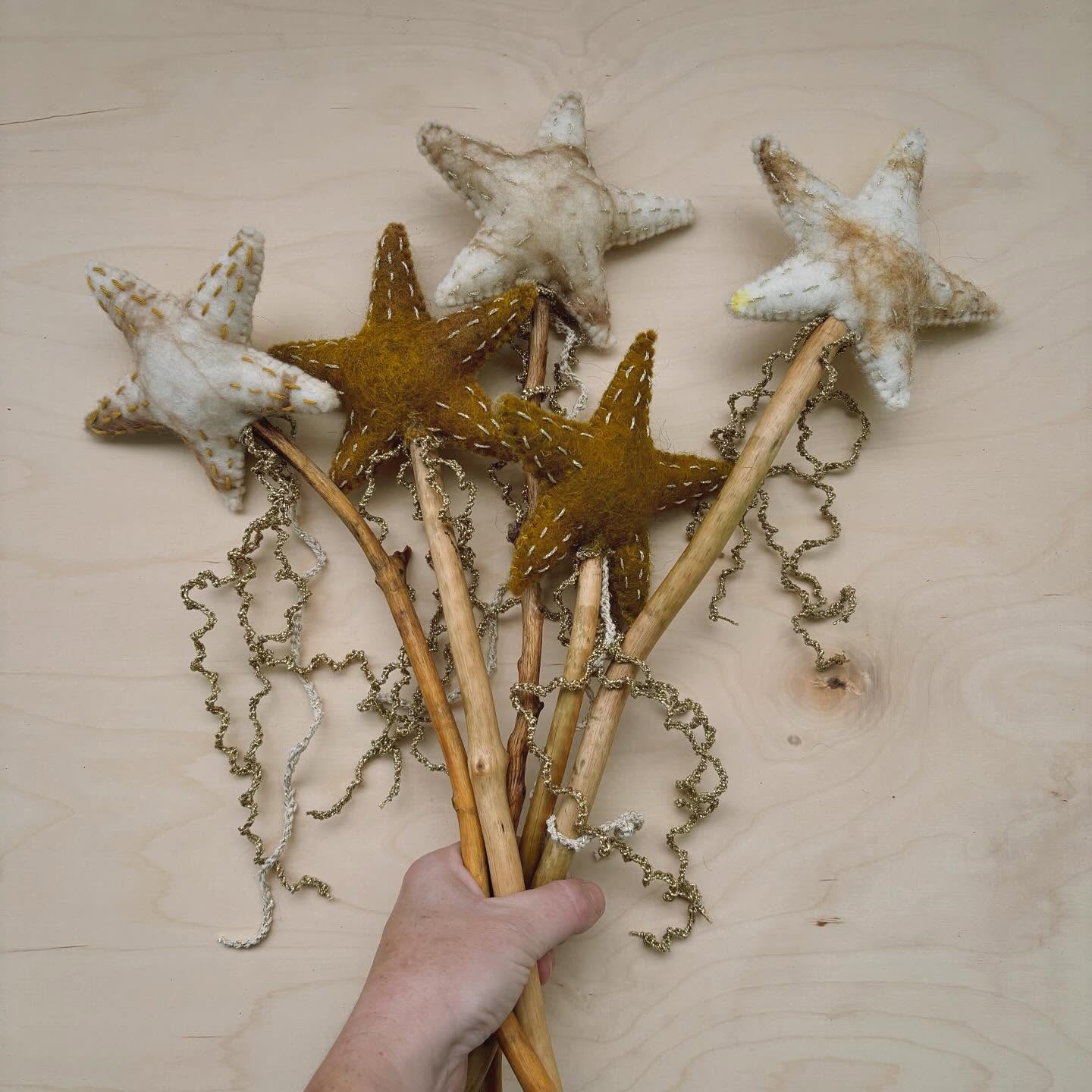 ✨ Dit jaar voor het eerst geen handgemaakt cadeau voor op school. Geen maakavond met andere ouders, geen uniek maaksel met een bak liefde erin, geen verwondering van het kindje dat, ondanks dat het voor iedereen het zelfde principe is, toch een persoonlijk cadeautje krijgt uit de zak van Sinterklaas. Ik mis het verschrikkelijk nu mijn zoontje naar een reguliere school gaat. De magie is toch minder als je je surprise thuis moet openmaken, na een house feestje op school met een boom box en elke dag het Sinterklaas journaal ‘mag’ kijken in de klas. Gelukkig hebben we deze nog, want iedereen heeft soms een klein beetje magie nodig toch? ✨
#vrijeschoolmoedergeploeter #jaarfeest #seizoenstafel #jaartafel #jaartafelpoppetjes #jaartafelfiguren #vilt #natvilten #felting #feltingwool #feltart #prikvilten #needlefelting #handmade #handmadeisbetter #handgemaakt #natuurlijkematerialen #vrijeschool #vrijeschoolmoeder #waldorf #waldorfinspired #waldorfhome #sintcadeautje #vrijeschoolmoedergeploeter #waldorfschule #filzen #filz