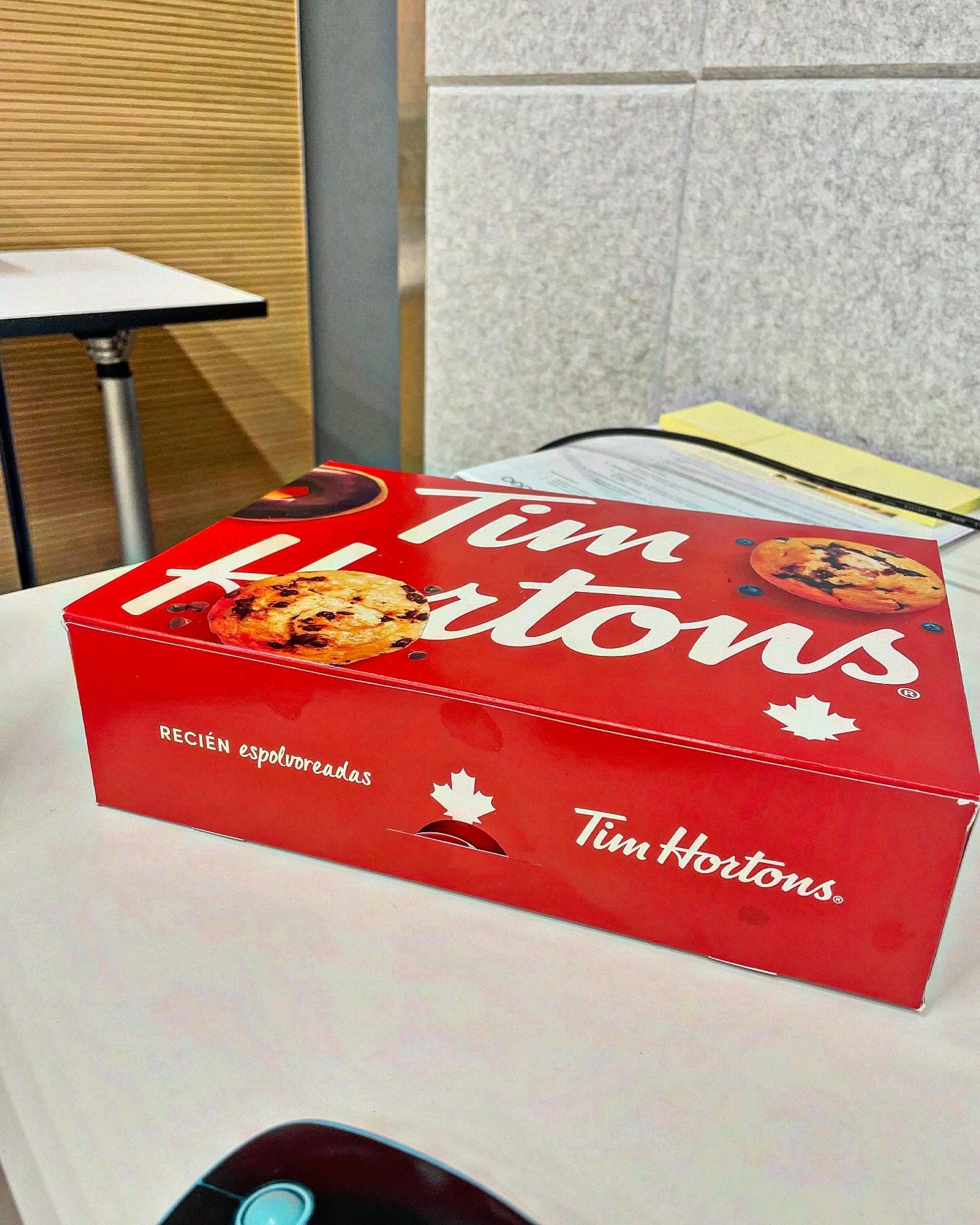 “Con unos ricos Timbits, un delicioso café de Tim Hortons y muchas alegrías, combinamos las mejores técnicas para dominar el arte del servicio al cliente bajo el modelo Disney. 🌟 Porque la magia ocurre cuando pasión, sabor y aprendizaje se unen. ☕✨ #TimbitsYMagia #ServicioConArte #ModeloDisney”