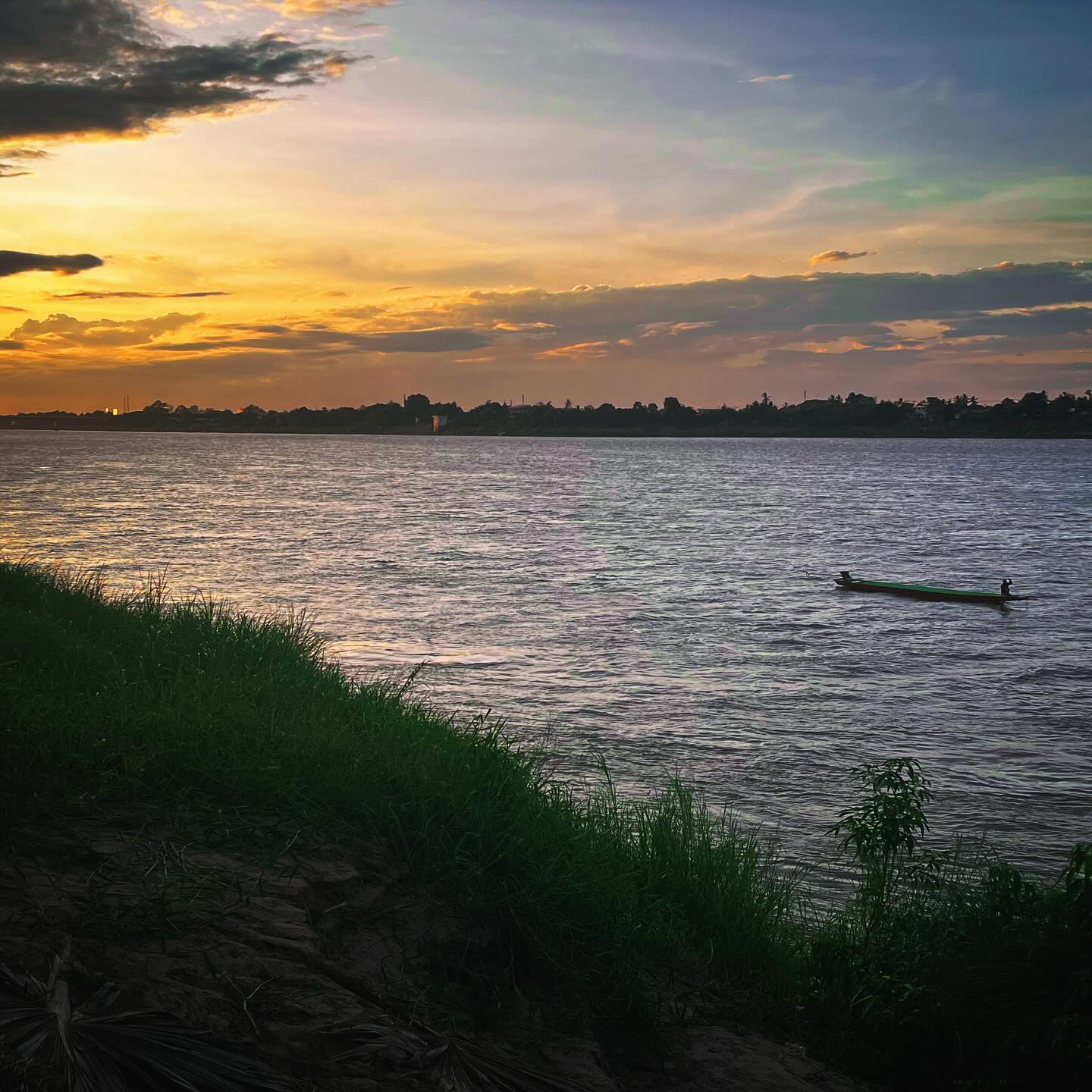A view that’s hard to beat 🛶🌞
#mekong #bordertown #fisherman #sunset #adv #travel #fsgs #kidneytransplantrecipient