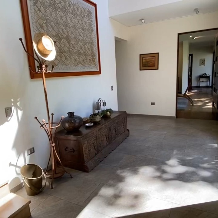 CASA VENTA - EL RODEO – CNO. CLUB DE GOLF – AV. LA DEHESA
U.F. 26.900.-
Terreno: 900 m² | Construcción: 288 m2 - Año 2017 | Estilo: Mediterráneo
Impresionante, espaciosa y funcional casa con jardín y ambientes acogedores, ideal para quienes buscan comodidad, estilo y ubicación privilegiada.
Ubicación:
La propiedad está estratégicamente ubicada cerca de colegios destacados como el Colegio May Flower, Nido de Águilas, Newland, además de estar a pocos minutos del mall Portal de la Dehesa, Clínica Alemana y otros servicios esenciales.
Distribución:
Piso 1:
• Hall de recepción y baño de visitas.
• Living y comedor.
• Dormitorio principal en suite, baño con luz natural y walk-in clóset.
• Escritorio.
• Cocina con comedor de diario, logia y bodega. Patio de servicio. Pieza y baño de servicio.
Piso 2:
• Tres dormitorios.
• Sala de estar o dormitorio.
• Espacio adaptable para gimnasio o sala de juegos.
• Dos baños con luz natural.
Exterior:
• Amplio jardín con quincho equipado. Fogón y piscina.
• Espacio para estacionar cinco autos.
Detalles y datos adicionales:
• Tipo de construcción: primer piso con encadenado de hormigón y albañilería reforzada, y segundo piso con losa de hormigón y steel framing, lo que hace que la habitabilidad sea más agradable por estar térmica y acústicamente aislada.
• Pisos de ingeniería (recubiertos en madera).
• Escalera de madera natural.
• Baños con cubiertas de cuarzo, pisos de porcelanato y shower-doors.
• Ventanales de termopanel de PVC.
• Calefacción por losa radiante.
• Sistema de riego automatizado.
• Portón automatizado.
• Piscina con sistema de filtrado.
• Contribuciones: $1.496.000.-
• Precio de venta: U.F. 26.900.-
Contacto: Cinthia García / +569 5879 4057
cinthia.garcia@nsr-properties.com