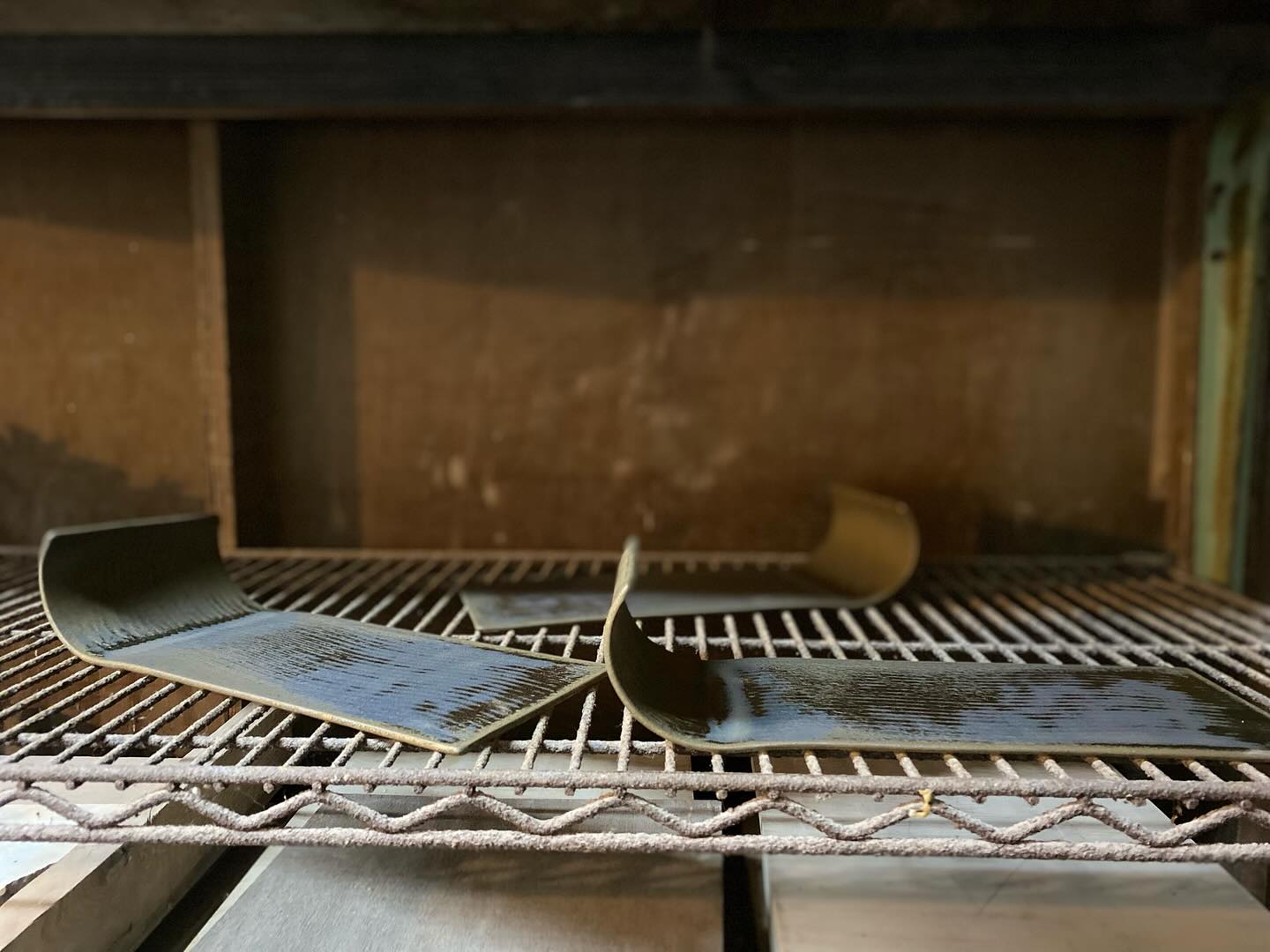 若山義浩(ワカヤキモノ)
WAKAYAMA YOSHIHIRO
『CLAYPAPER C (CURL)』
12/3火〜12/31火
JR京都伊勢丹8階和洋食器売場
にて『クレイペイパー カール』の販売。
使用例画はかなり前の作品、今回のは波の部分しっかり立ち上げました🌊
その他、長角形 丸形大中小 扇 楕円等
枯山水模様あり。
どうぞよろしくお願いいたします
#器
#うつわ
#食器
#陶器
#kiyomizudera
#cafe
#wagyu
#kioto
#sea
#surf