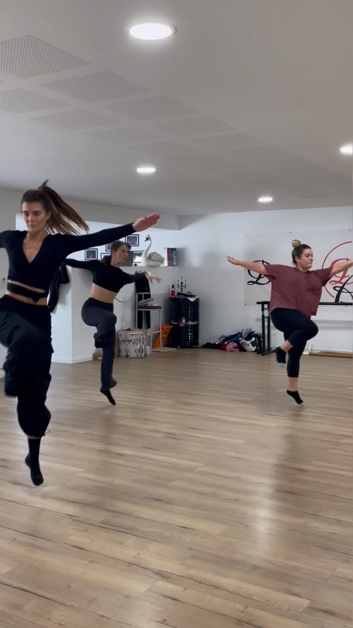 Ce matin c’était cours particuliers pour @sossoo_ , merci pour ton dévouement, ta confiance. Bravo pour ton travail 😌
Et merci à @doudouchloe de m’avoir confié cette mission.
Mes free women du jour
🎵: Free woman - Lady Gaga