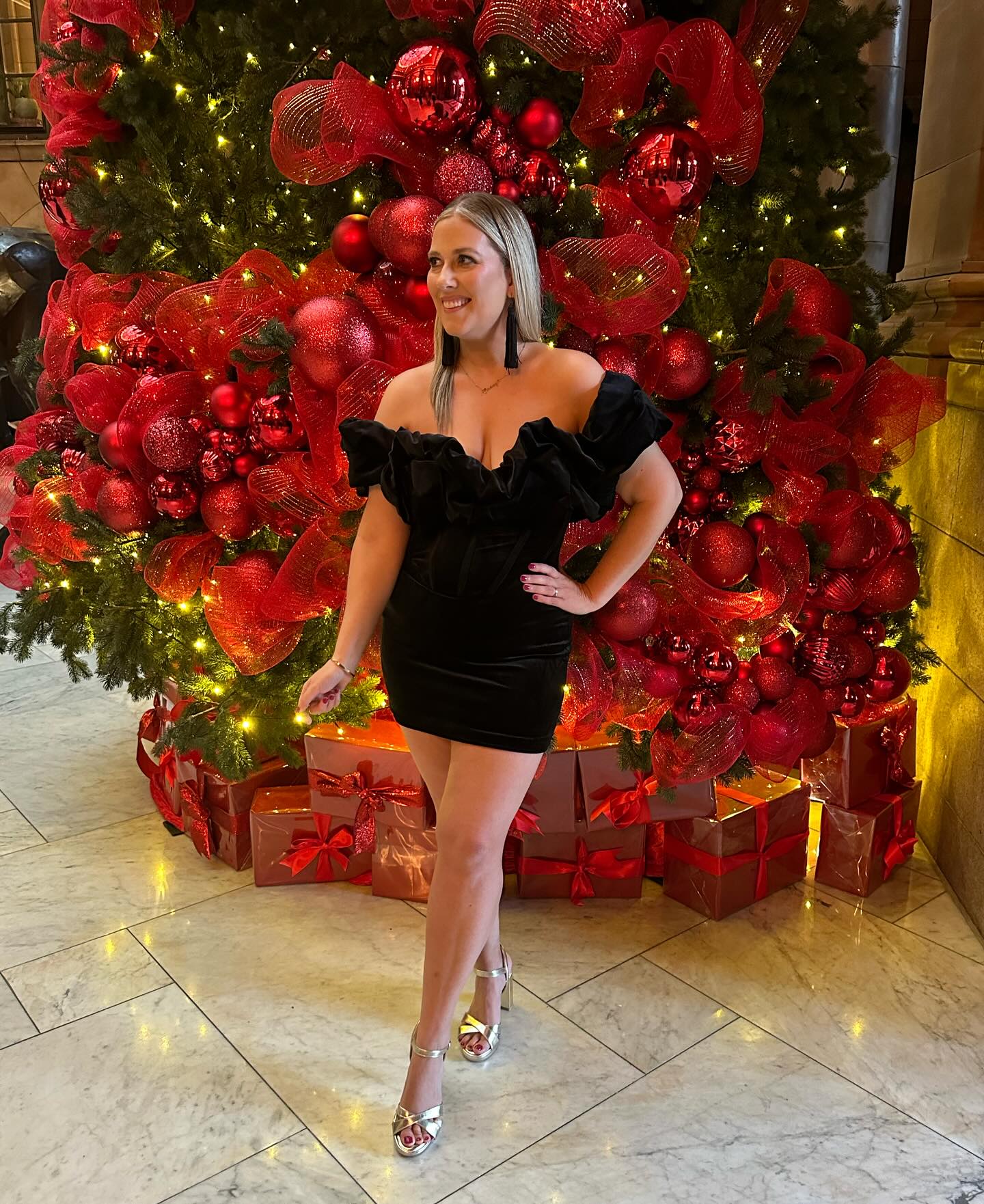 Tis the season… Time to party with my teammmm in Manny 🎄♥️💃