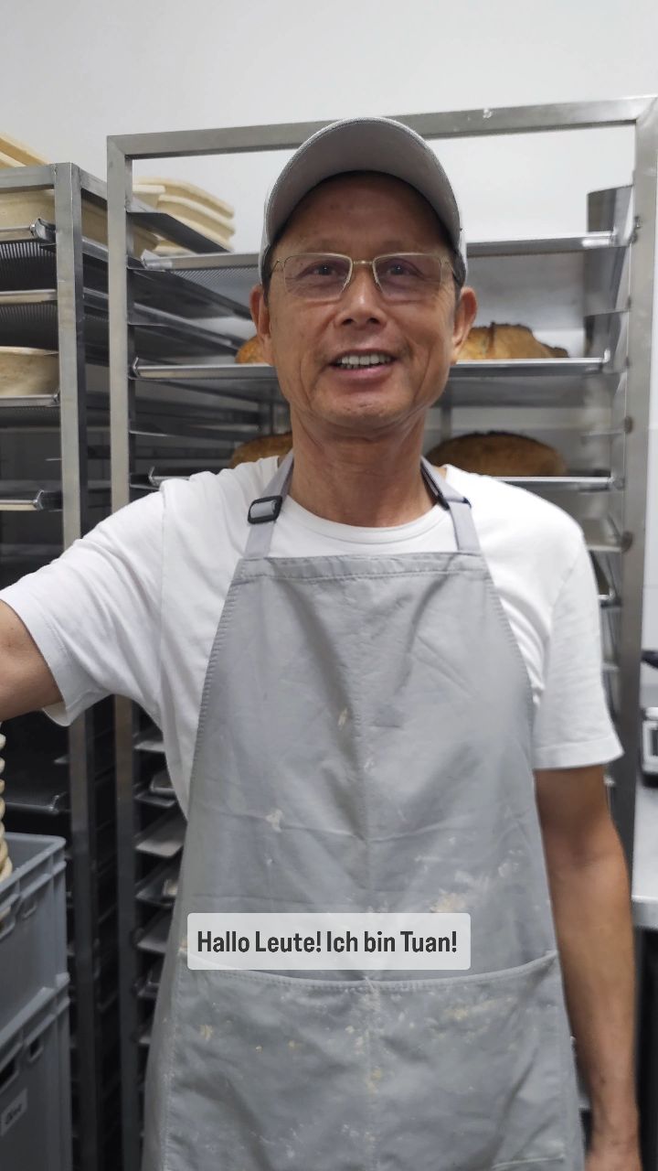 Der Vater von Hoai braucht keinen Geburtstag um sich vorzustellen ✨
Unser "Obermeister" 😄 ist stolz Teil des cena Teams zu sein! 😊
#sauerteig
#sauerteigbrot
#sourdough
#berlinerbrot
#brotbacken
#brotbackenmachtglücklich
#berlinfood
#berlinfoodie
#berlinfoodguide