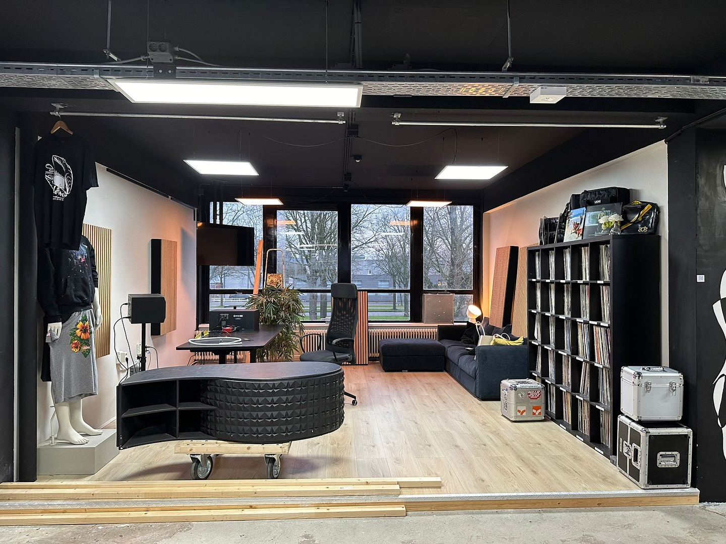 Building our own studio because we have some new renters. More later..
#beatfabriek #community #electronicmusic #studio #building #newartist