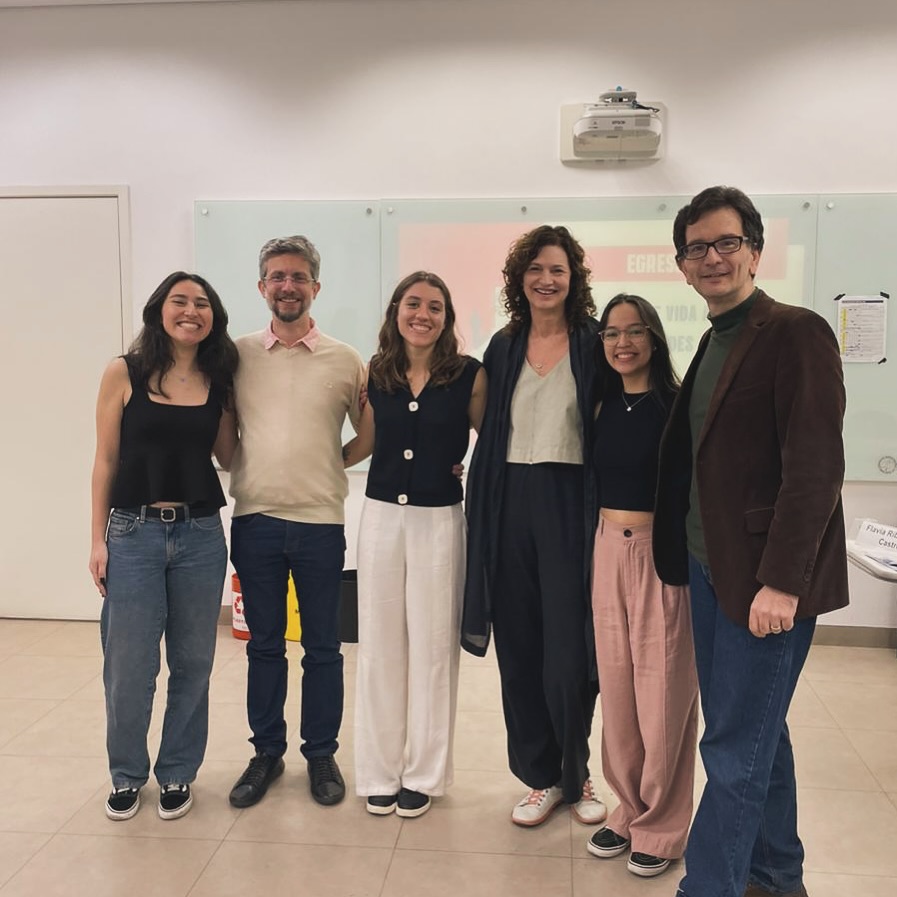 Nossa fundadora Flavia Ribeiro de Castro teve o prazer de atuar como examinadora da banca de TCC de jornalismo na Faculdade @casperlibero em um projeto emocionante que, em forma de livro, relata 3 casos de encarceramento alternando entee a delicadeza das histórias pessoais e a construção do panorama geral da política e leis que promovem o encarceramento em massa, revelando ao longo dessa dinâmica a falta de competência do Estado para educar, reeducar, integrar e socializar as pessoas que viveram a destruidora experiência do cárcere.
Parabéns a @rafavazquezs @beatriz.kawai e @biaimagure e ao orientador prof Camilo Vannuchi pelo resultado obtido.