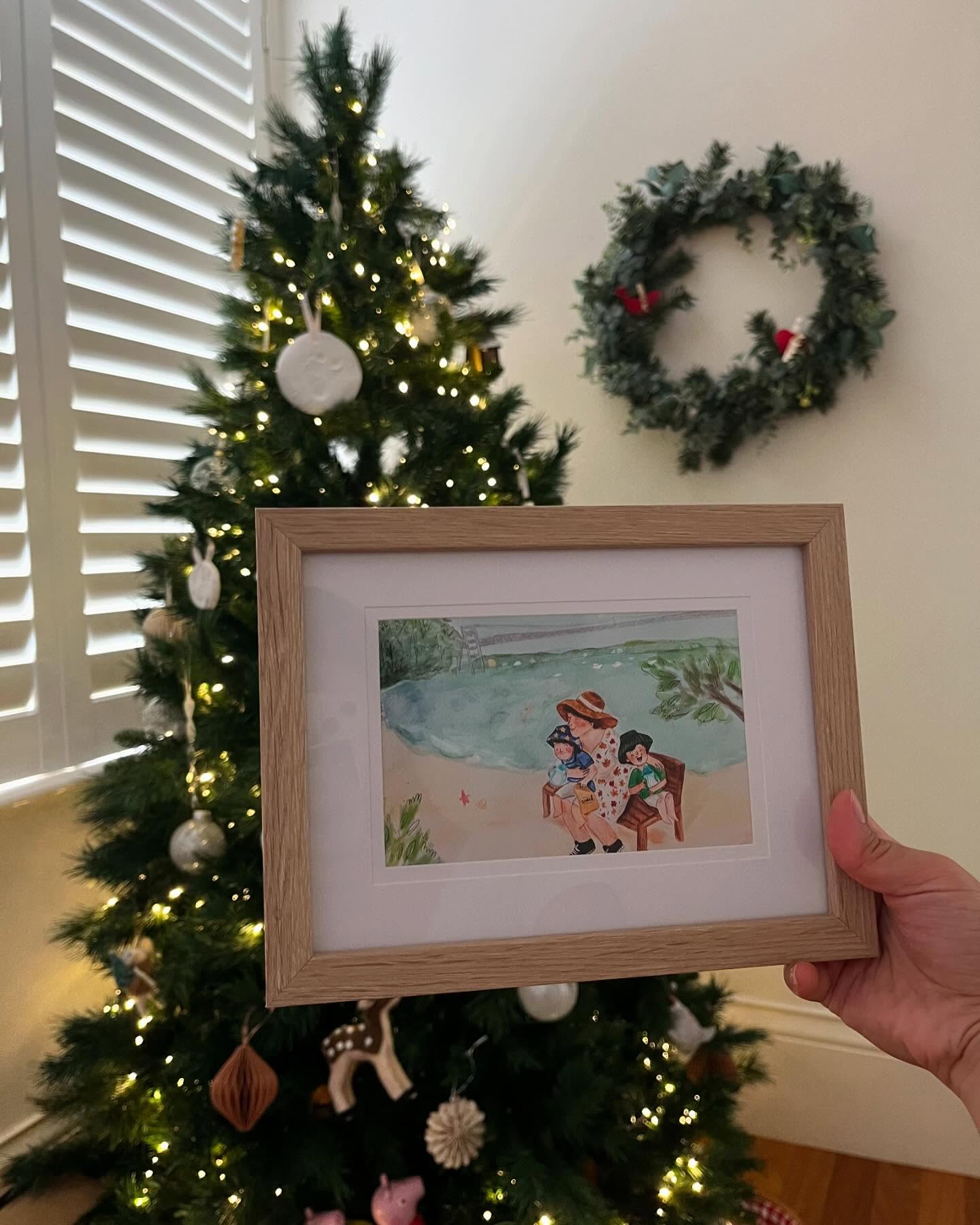 Looking for a thoughtful Christmas gift? Our custom illustrations turn special moments into timeless memories! ❤️
🎁Perfect for Christmas, and other special occasions:
- Mother’s & Father’s Day
- Birthdays
- Weddings
- New Births
✨ Hand-drawn with love by Hestia, available as a high-res digital file or framed art (AU $30-$50 for frames).
💌 Order today and give a gift as unique as your memories! Click the link in bio to learn more:)