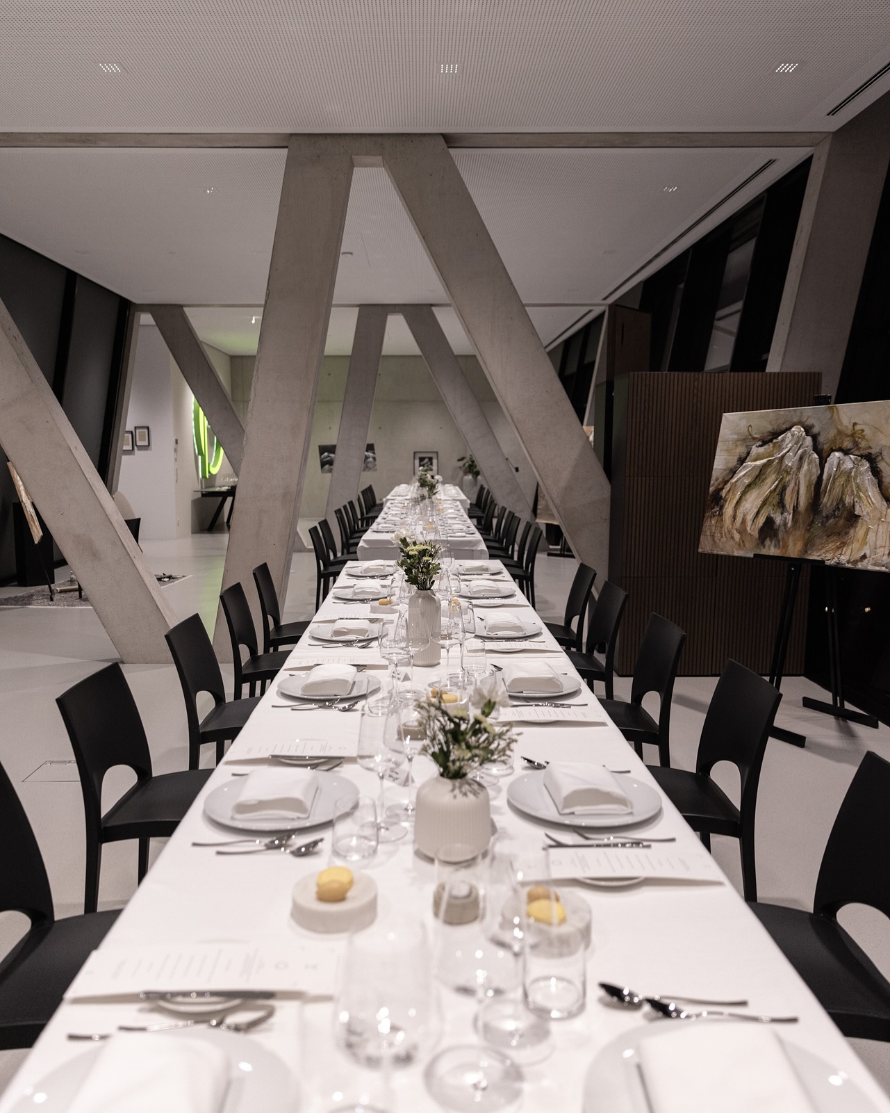 Das war ✨Culinary meets Art✨ mit @kryzle_dina_
Ein großes DANKE an alle, die mitgewirkt haben
Danke an die Hausherren für die Location @ig_personal_tirol
Danke an unsere tolle Künstlerin @kryzle_dina_
Danke an @matthias_pristach mit @stokesixagency @bettina.zet für die Konzeption, Oragnisation
Danke @helenajordan_somm für die tolle Weinauswahl und Serviceleitung
Danke an alle Mitarbeiter 🤍
Danke unseren Sponsoren @wmfprofessionalhotelequipment @perrierjouet @tyrolitlife @steinmayr_und_co
Und natürlich danke an unsere tollen Gäste 🫶
#culinarymeetsart #popup #event #vernissage