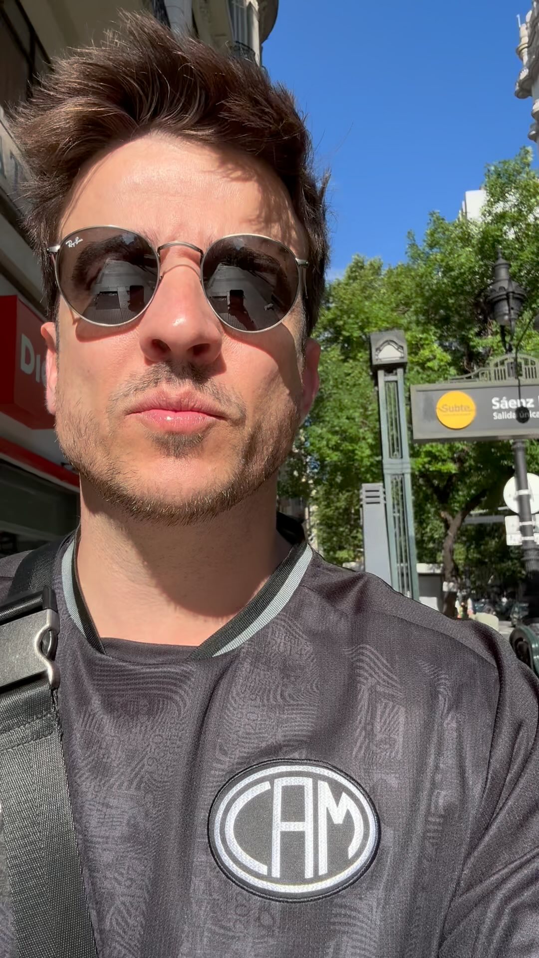 Buenos Aires, sua danada!
Linda, meio decadente, mas tb moderna, caótica, vasta e peculiar. Teatral, literária e futebolística.
E agora colorida de preto e branco, com o meu Galo. Um fds que o tango está sambando lindamente.
Golpe baixo!
Que cidade, senhoras e senhores. Que cidade!
Momento único.
.
.
.
.
#buenosaires #argentina #teatro #futebol #cultura #ciudadautonomadebuenosaires #momentounico #atleticomg #galo #libertadores #gloriaeterna #libertadores2024 @atletico