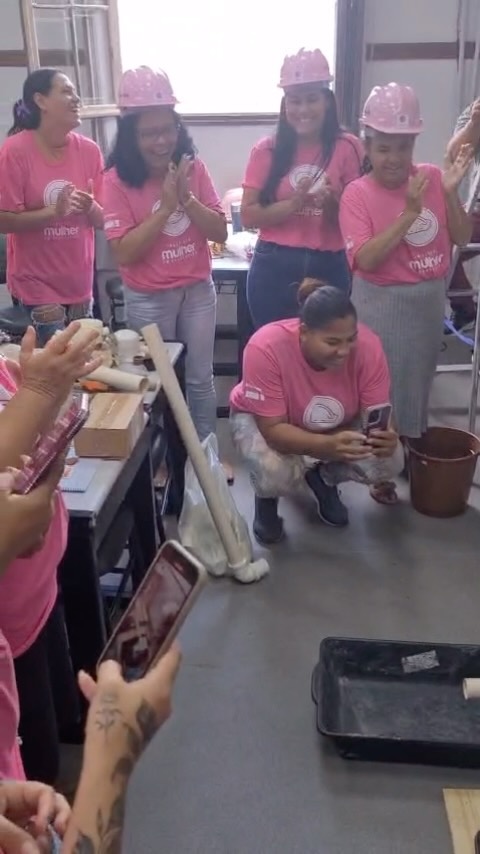 Você já teve curiosidade para saber como funciona uma aula do Projeto Regenera RS?
Então, olha só esse vídeo de mulheres transformando aprendizado em ação! 💪🚿
No curso do Regenera RS, as alunas colocam a mão na massa e aprendem hidráulica de forma prática, construindo habilidades para mudar suas vidas e seus caminhos profissionais. 👷♀️🔧
Fica aqui o nosso MUITO OBRIGADA às pessoas e empresas parceiras que nos ajudam a financiar esses e mais projetos de capacitação.
#RegeneraRS #MulheresNaConstrução #HidráulicaNaPrática”