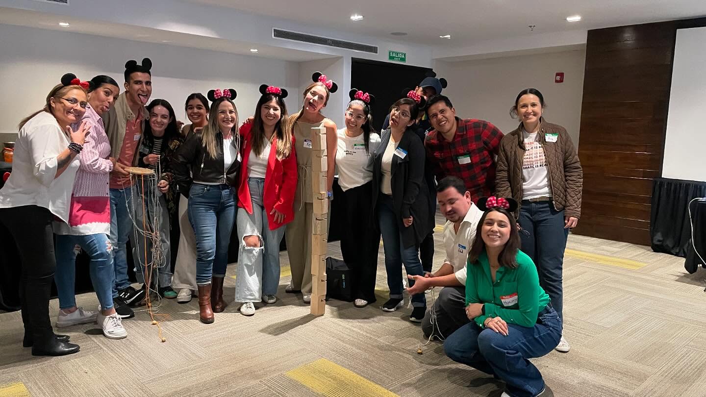 “Las personas que conocemos en el camino son la verdadera magia de esta aventura. 🌟 #ConexionesQueInspiran #MagiaDelServicio”