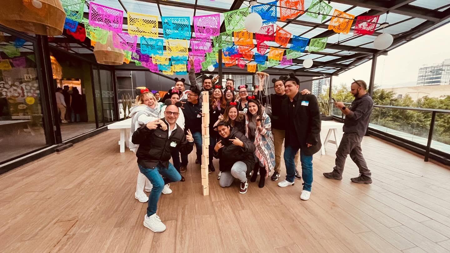 “Aprender es más poderoso cuando es divertido. 🌟 La magia del conocimiento ocurre cuando disfrutas cada momento del proceso. 💼✨ #AprenderConDiversión #MagiaDelServicio #ExperienciasQueEnseñan”