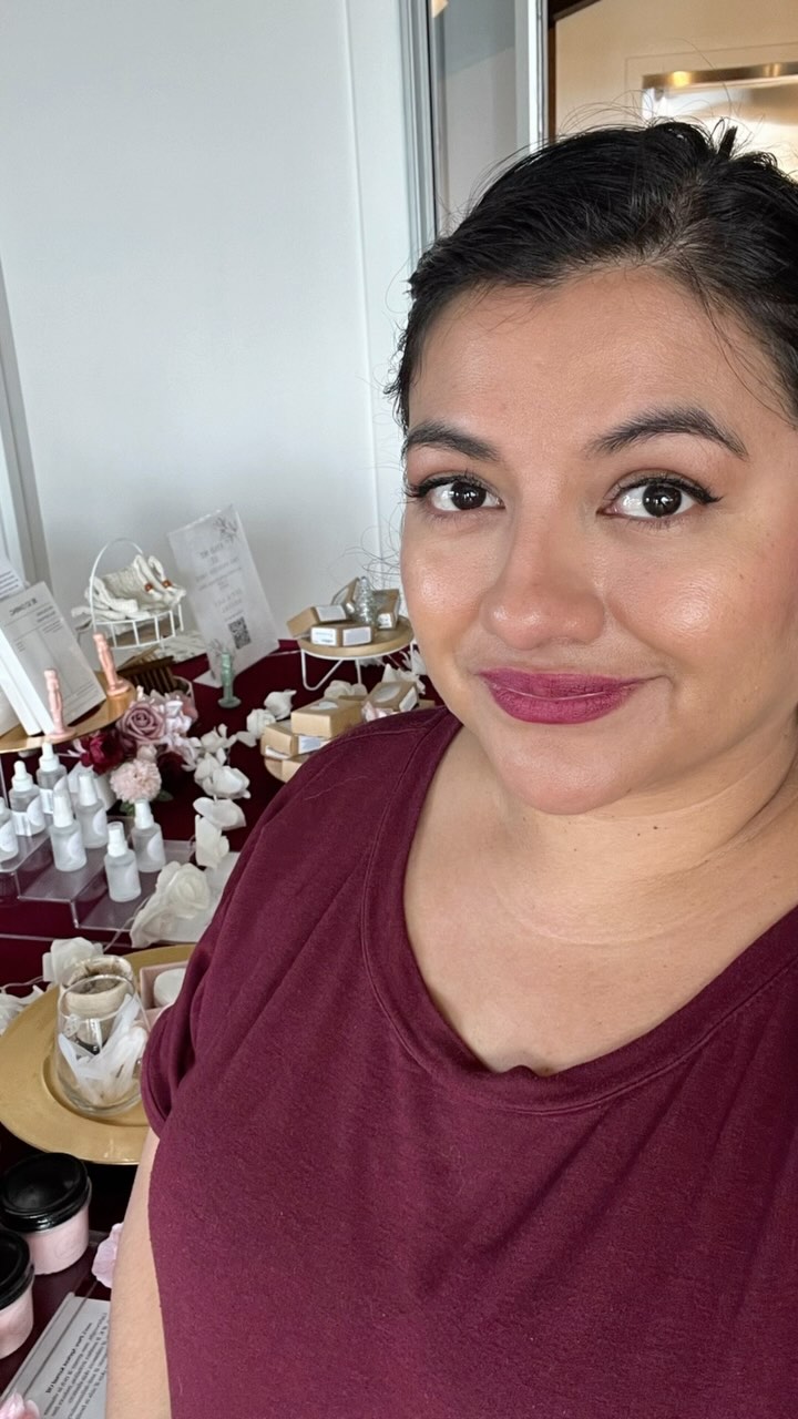 ‘Tis the season for shopping small and spreading cheer @stonetowerwinery at the Sparkling house until 5pm today!✨
Find all these amazing venders( and more) all under one roof!
#besodaring #beso #smallbatchsoap #smallbatchskincare #handmade #holidaymarket #smallbusinesssaturday