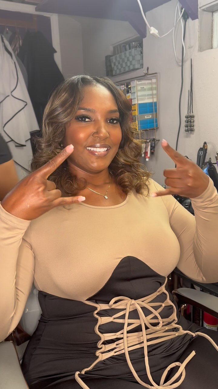 Yall know my baby girl that encompasses your “Hair Goals”? Well this her mama, so you see where she get it from! But can we also talk about this beautiful custom color that enhances her skin? 👏🏾👏🏾👏🏾 I really be doing my ting!
Muse: @darabreon
#naturalhair #houstonhairstylist #houstonhair #houstonhairstylists #explore #viral #pearlandhairstylist #pearlandhairstylist #haircolor #fallhair