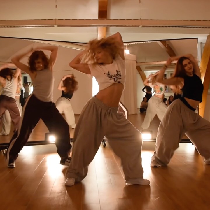 Elevator - @adannaduru 💘
🧠 @thisisgoaldigger
🎵 @adannaduru
💃 @fia.schoepf @nastia_0066
🎥 @chris.alvar
🏠 @empire.dance.vienna