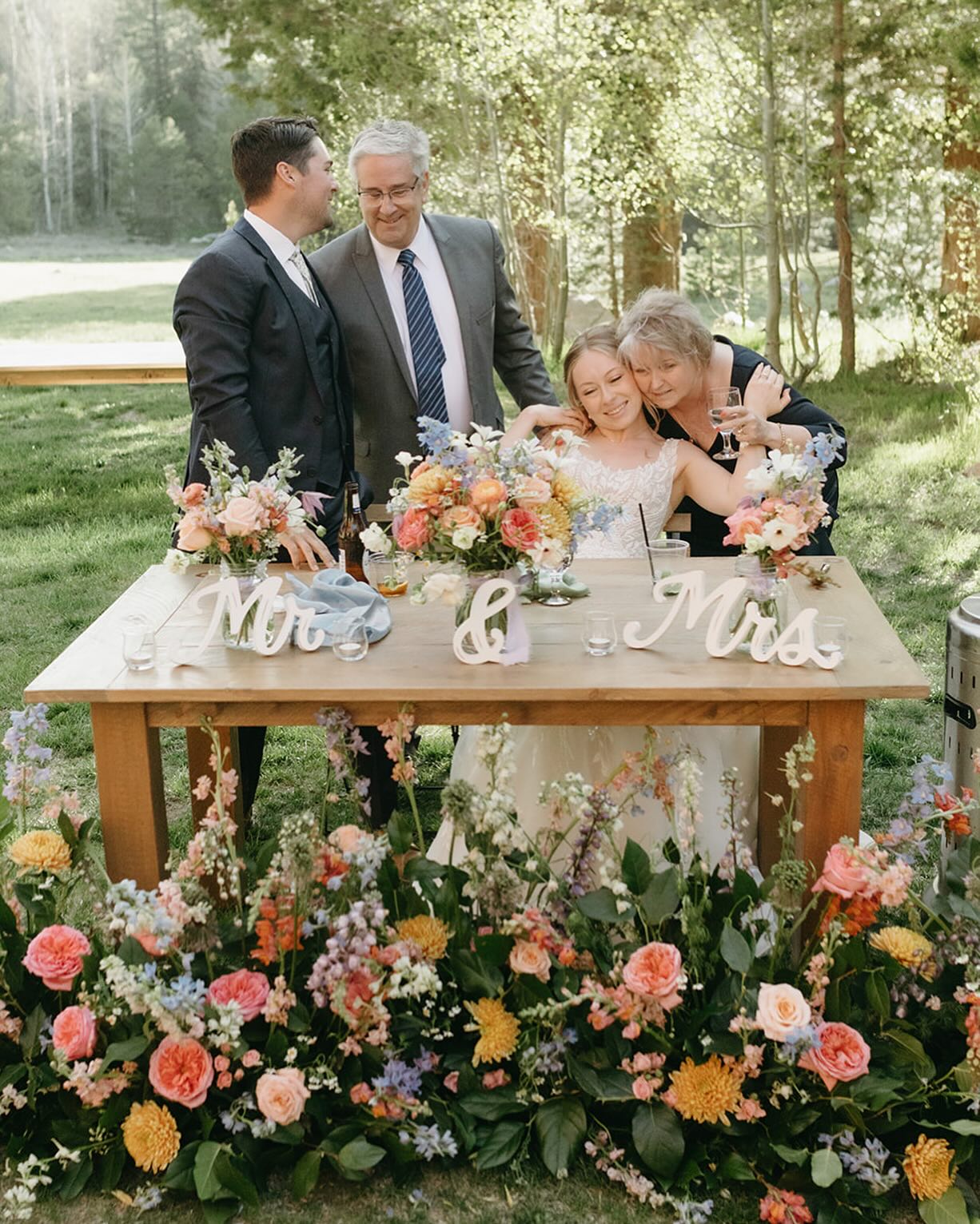 thankful for parents who help turn dreams into a reality!! 💛
Vendor Team:
Photo by: @katherinekrakowski
Venue: @aspencreeklodge
Coordinator: @eventplanningbyannie
Florist: @sweetstemsandco_
Caterer: @bellavitabistro
Mobile Bar: @cvflyte
Cake & Dessert: @crazygoodbakeryandcafe
DJ: @full.moon.entertainment
Rentals: @edh_partyrentals
Hair & Makeup: @crystalbellbeauty