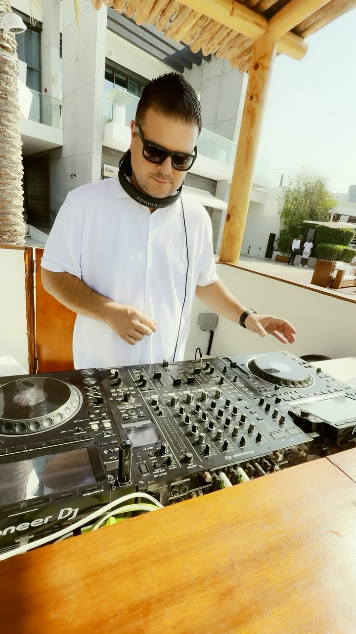 Celebrating life and my 3rd year at @nikkibeachdubai 🌴🌞 See you at the pool 🏖️
Track id: Tom Noize - Dubai Beach @inkognitorecords
#nikkibeach #nikkibeachdubai #dubaidj #dubaientertainment #dubaievents #dubaibeach