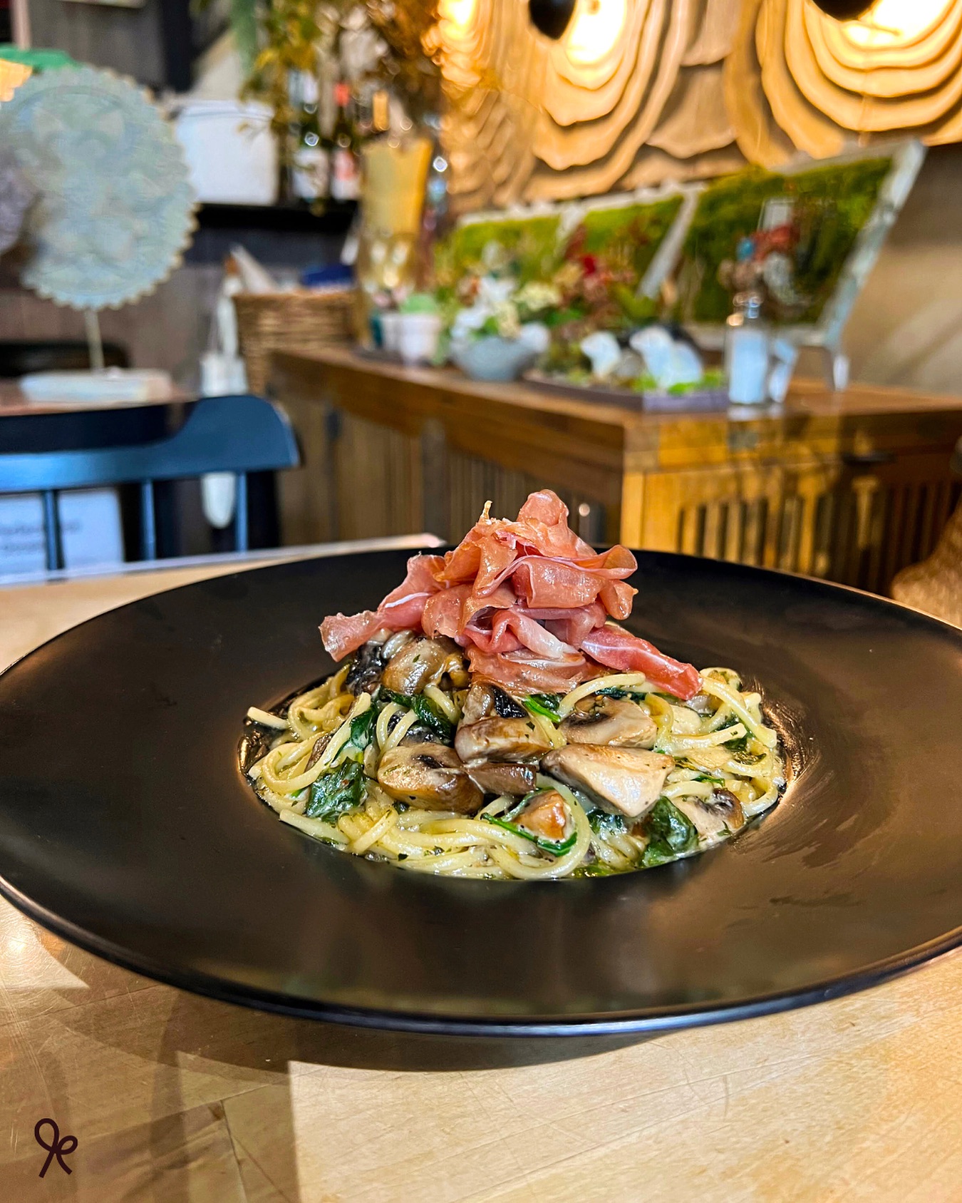 Satisfy your weekend cravings early! 🎉😋 Our Mains are now available from 10am on weekends. Whether you’re in the mood for hearty Brunch or our signature Mains, we’ve got you covered. Reserve your table now and kickstart your weekend right!