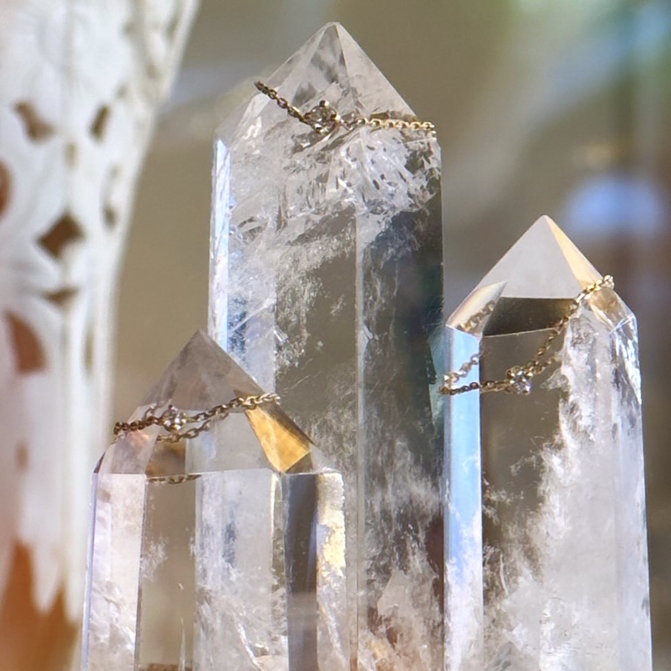 ✨The must have 💛
La boutique vous accueille tout les jours de 11h à 19h jusqu’au 24 décembre 💛
✨Nos bagues chaînes associent la finesse de l’or à l’éclat intemporel du diamant, disponibles avec différentes tailles de pierres pour sublimer chaque style.
✨Laissez-vous séduire par cette pièce unique, parfaite pour un look chic et moderne. Idéales pour se faire plaisir ou pour offrir un cadeau inoubliable.
📩 Contactez-nous pour plus d’informations ou rendez-vous dans notre boutique Schade Jewellery pour découvrir nos créations.
•
•
•
•
#ring #friends #diamond #stone #precioustone #gold #faitmain #handmadejewelry #gold #fashionstyle #jewelry #montmartre #paris #parisianstyle #jewelrylover #love #eternity #gemstonejewelry #diamond #modeledepose #gemstones #bague #alma #frenchjewelry #jewelinparis #noel #merrychristmas #bague #baguediamant #parisienne