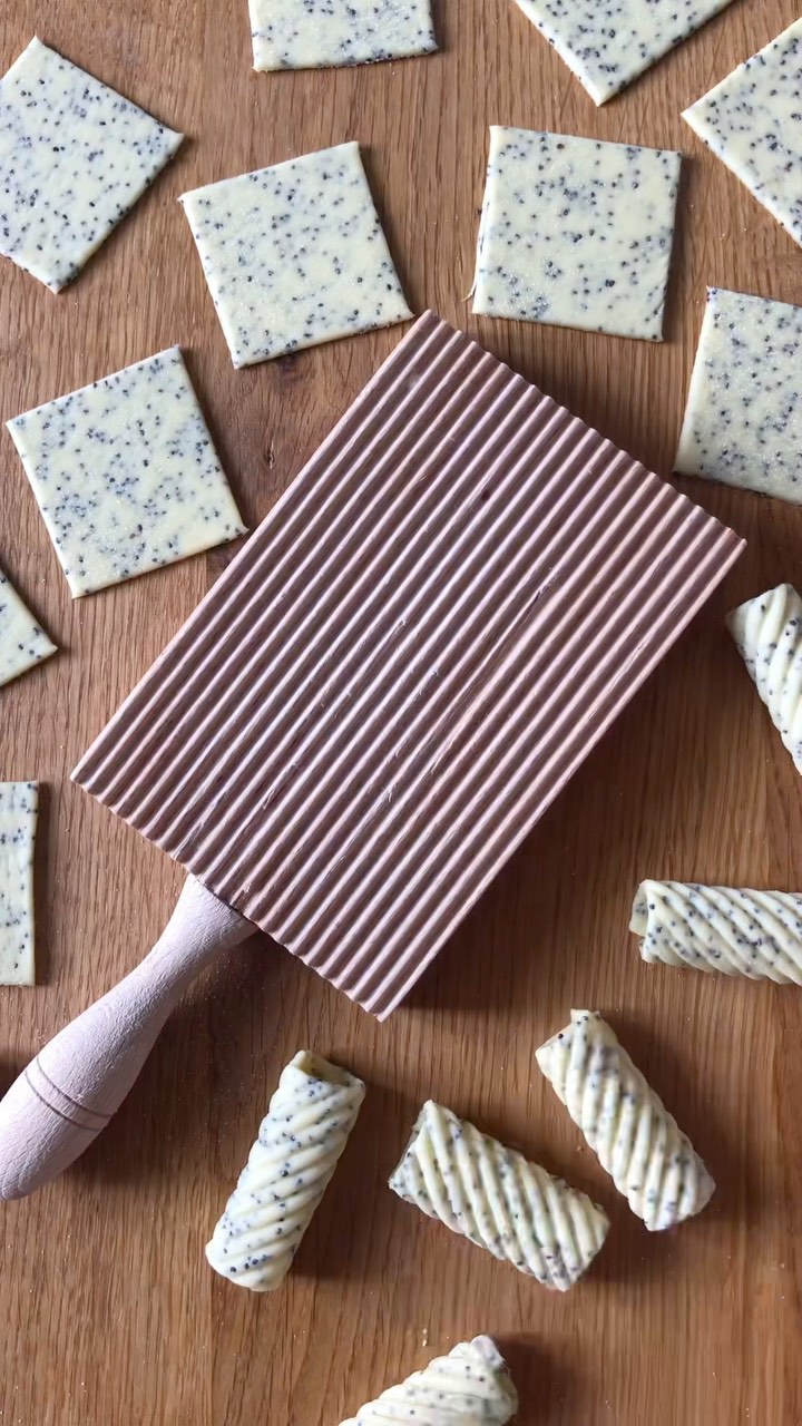 Did you know that if you add poppy seeds to semolina and water you get a pasta dough that not only looks beautifully sprinkled but also has a delicious crunch to it? Use it to make rigatoni and enjoy!
•
•
•
•
•
#freshpasta #pastafresca #homemadepasta #pastalovers #foodie #eattheworld #foodforthesoul #goodmoodfood #pastalover #feedfeed #italiancooking #onmytable #girlswithgluten #chosepasta #foryoupage #explore #workshop #pastatools #italiantools #brasspastatools #madeinitaly #poppyseedpasta