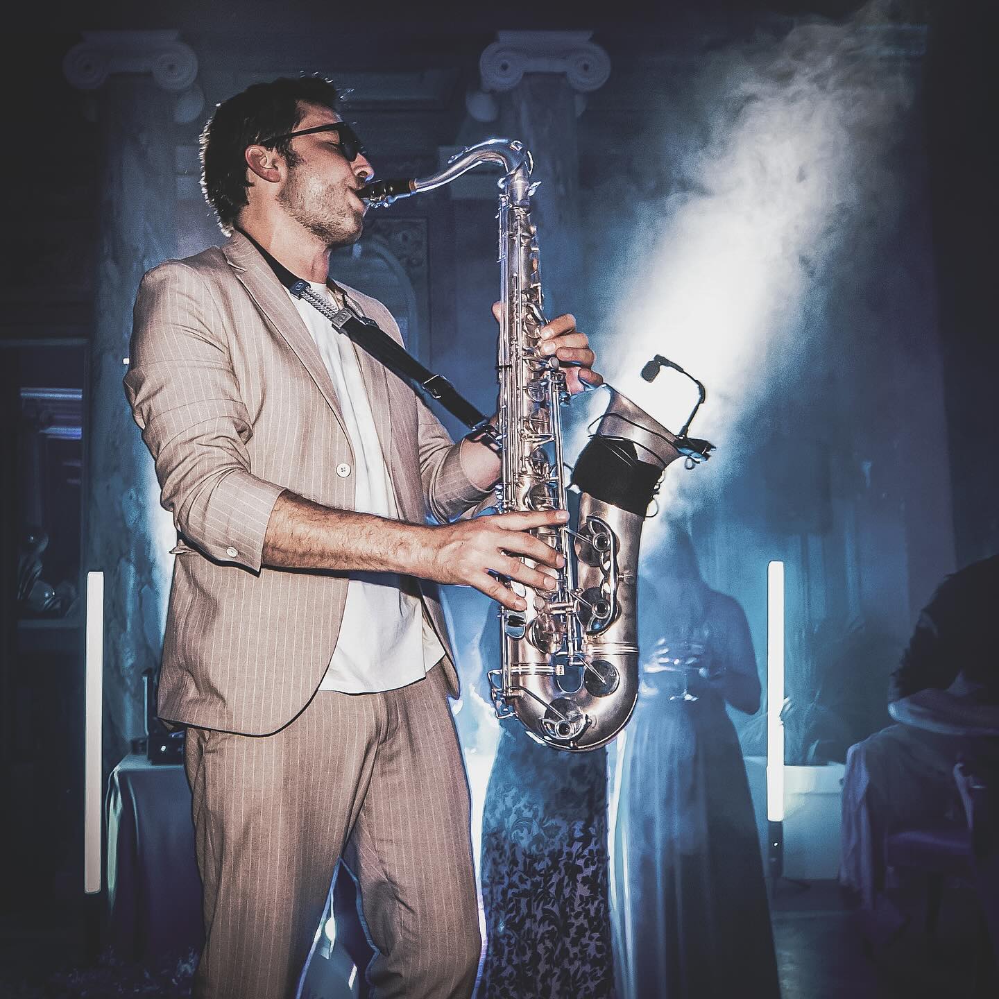 🎷 Besoin d’une ambiance inoubliable pour vos événements ? 🎶
Ne cherchez plus : le saxophone est la réponse.
Qu’il s’agisse d’un mariage, d’une soirée privée, d’un cocktail ou d’un événement d’entreprise, le sax transforme chaque instant en magie. 💫
Avec des notes qui vibrent jusqu’au cœur et un groove qui fait danser l’âme, le sax crée cette émotion unique qui rend vos moments mémorables.
🌟 Envie d’un mix moderne ? Associez le sax à un DJ set pour une expérience électrisante : le son intemporel du sax rencontre les beats d’aujourd’hui.
🎷✨ L’élégance du live, l’énergie de la fête : le combo parfait pour impressionner vos invités.
📩 Contactez-moi pour apporter la touche d’exception à vos événements ! Credit pictures : @benbaker.ch
#SaxVibes #LiveMusicExperience #DJxSax #ÉvénementielDeRêve