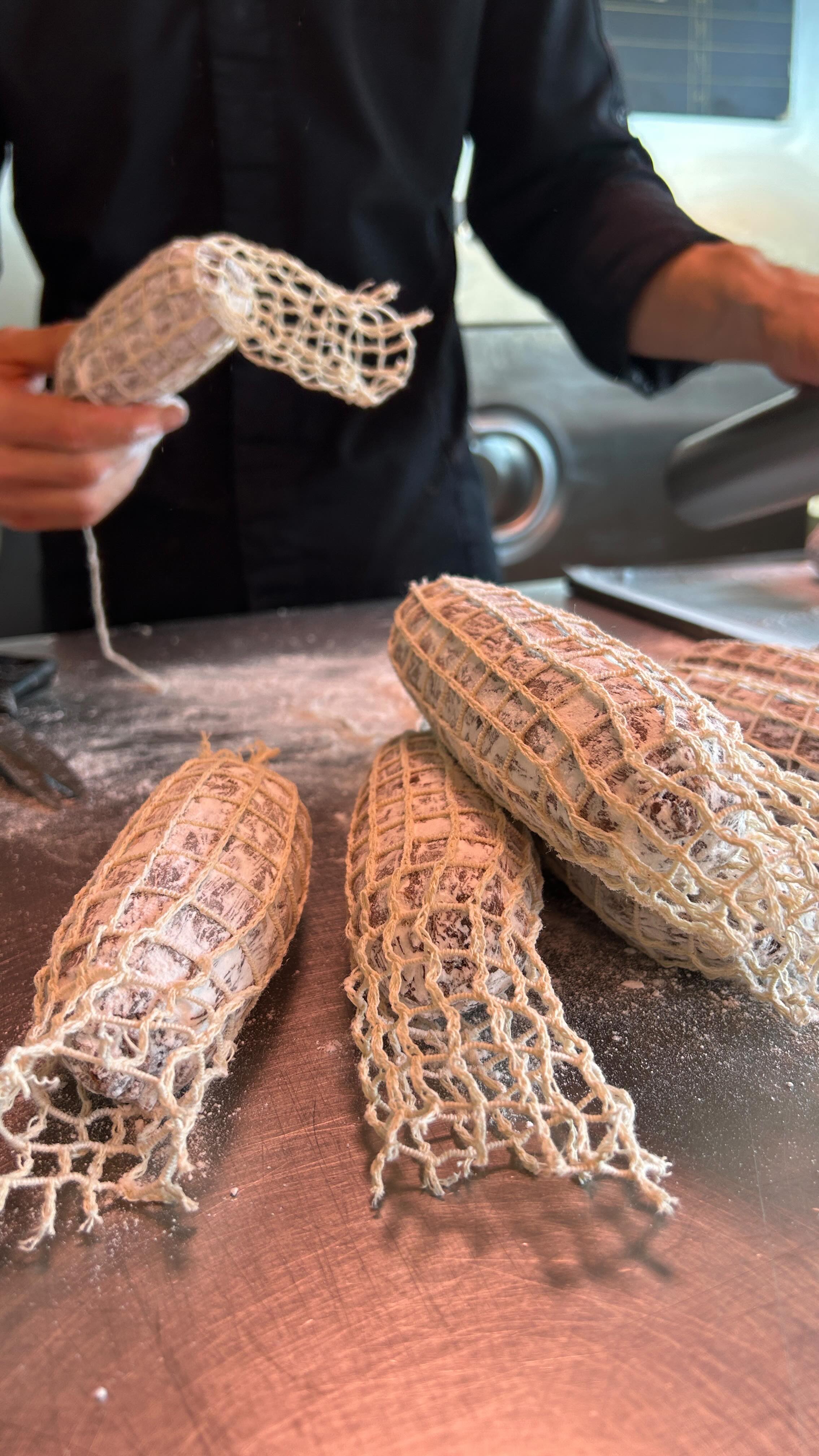 La nostra versione del salame al cioccolato 🍫
Disponibile sia al latte che fondente, non perdeteveli finiscono in fretta !!
.
.
.
.
#bacilieri #pasticceriabacilieri #chocolate #pasticceriaartigianale #christmas #natale