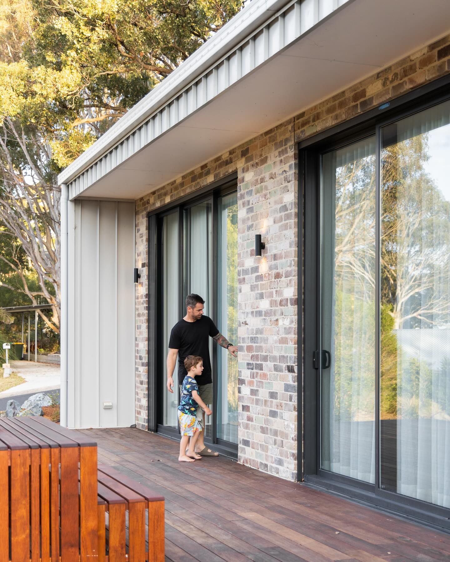 I love minimalist design where the quality of the materials speak for themselves. Less is more when it comes to the external material pallet.
@colorbondsteel
#colorbond #recycledbricks #architect #southcoastarchitect #rawmaterials #newbuildhome