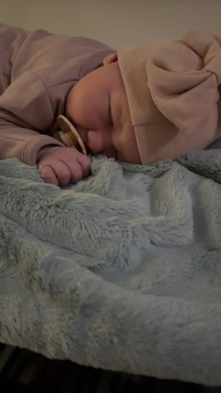 Starting her young! This has been a whirlwind of a week welcoming this princess into the world. She is a light and a wonder. What a beautiful way to usher in the Christmas season!
#matthewbraidley #newborn #newbornbaby #silentnight #pianistsofinstagram #bechstein #babiesandpianos