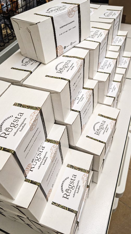 Tikrai ne vienos dienos darbas, kuris telpa į keliolika sekundžių 💥
FERMENTUOTI skinasi kelią į klientų 💛, o mes nesitveriame džiaugsmu, nes tai kuo jau kuris laikas gyvename nelieka nespastebėta ✨
Mūsų jaunam ir dar mažam verslui didesni užsakymai tikrai nėra kasdienybė, tad jie pareikalauja maksimalaus susikaupimo ir ištvermės 💪 Tačiau atneša begalę džiaugsmo ir tikėjimo savo idėja 🌾
Tuo pačiu primename, kad www.rugsta.lt jūsų laukia trys FERMENTUOTŲ rinkinių, kuriuos turime dviejų dydžių, rezervacijos datos 🌲🌲🌲
#sourdough #chocolate #chocolatechipcookies #dovanos #fermentation #fermented #workinghard