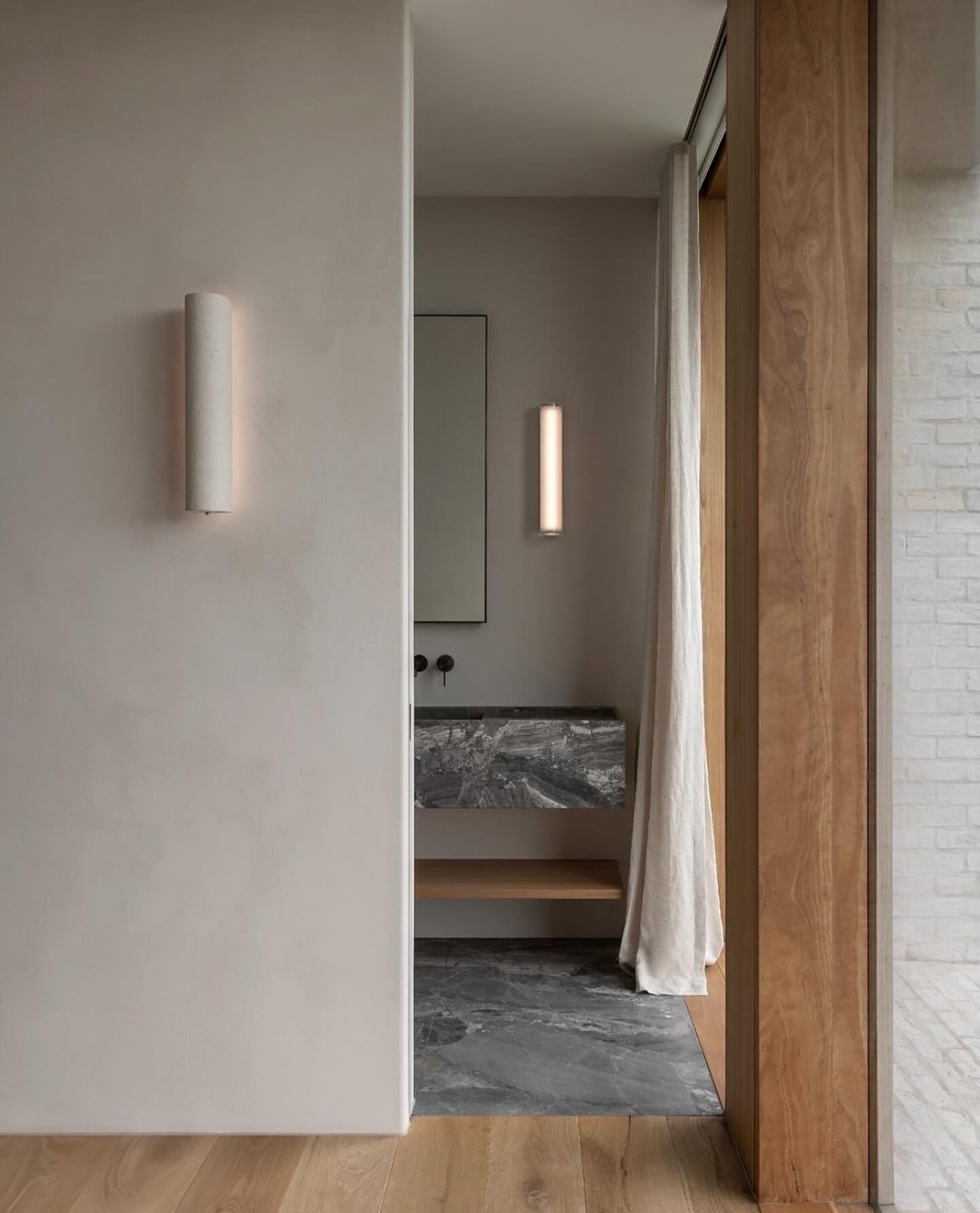 Texture ❤️❤️❤️. The perfect balance of natural materials and soft finishings that complete this master suite. #fixturesinspiration@studio_goss. #bathroomdesign #design #designer #worldofdesign #interiordesigner #customdesign #bathroomremodel #bathroominspiration #luxurydesign #highenddesign #luxurylifestyle #mansions #canadiandesigner #canadiandesign #workofart #decordetails #decorationideas #decor #interiordecoration #parisontario #cambridgeontariocanada #woodstockontario #hamiltonontariocanada #burlingtonontario