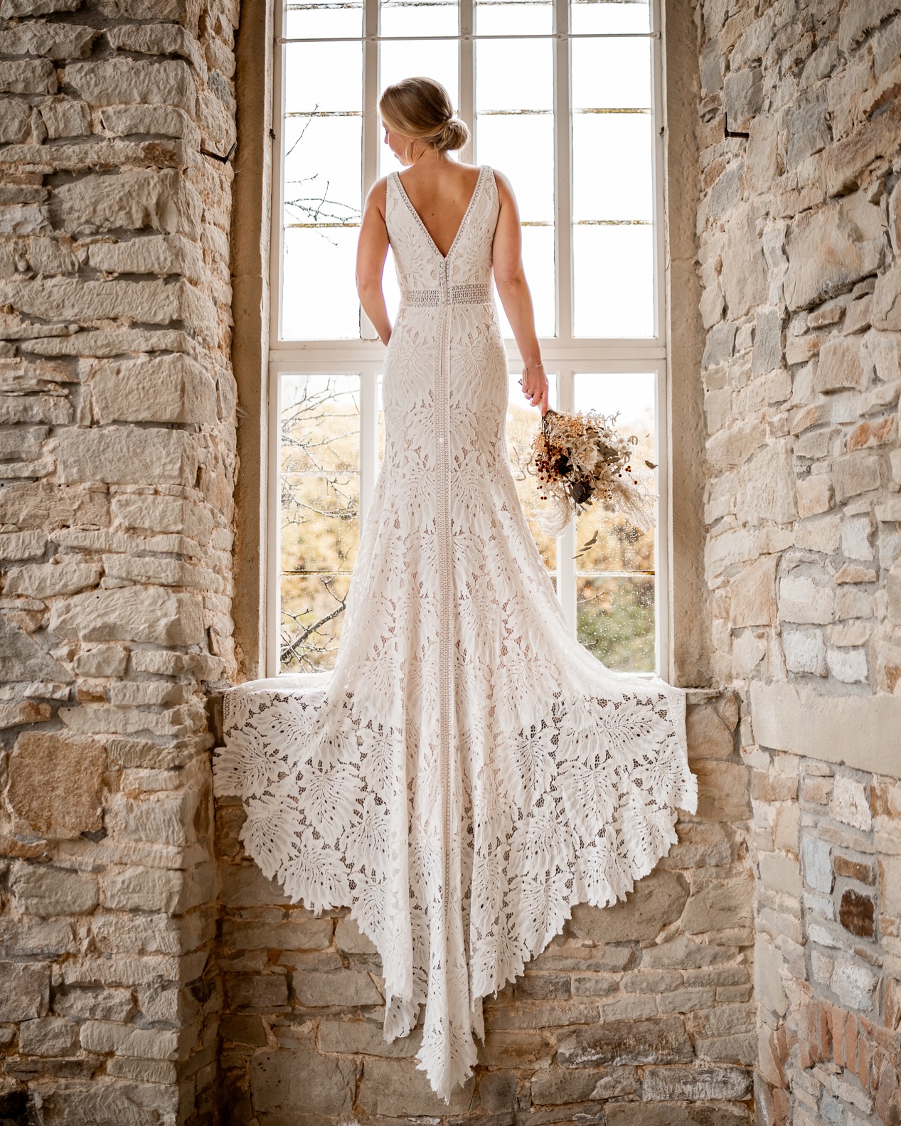 Nach einer kleinen Social-Media-Auszeit sind wir wieder da – bereit, mit frischen Bildern und Geschichten eure Feeds zu beleben. 📸#standesamtmelle #standesamtlichetrauung @orangerie_gut_ostenwalde @genialfloral @jutta_dettmann @sternstundenkosmetik