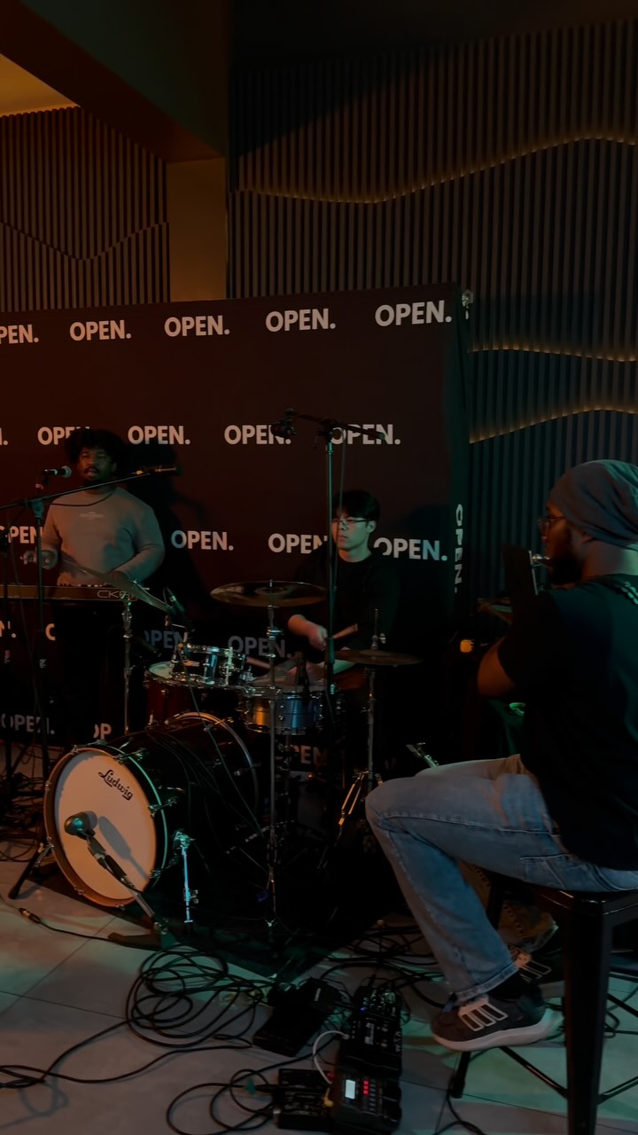 Behind the Scenes
SESSIONS 🔥🎉