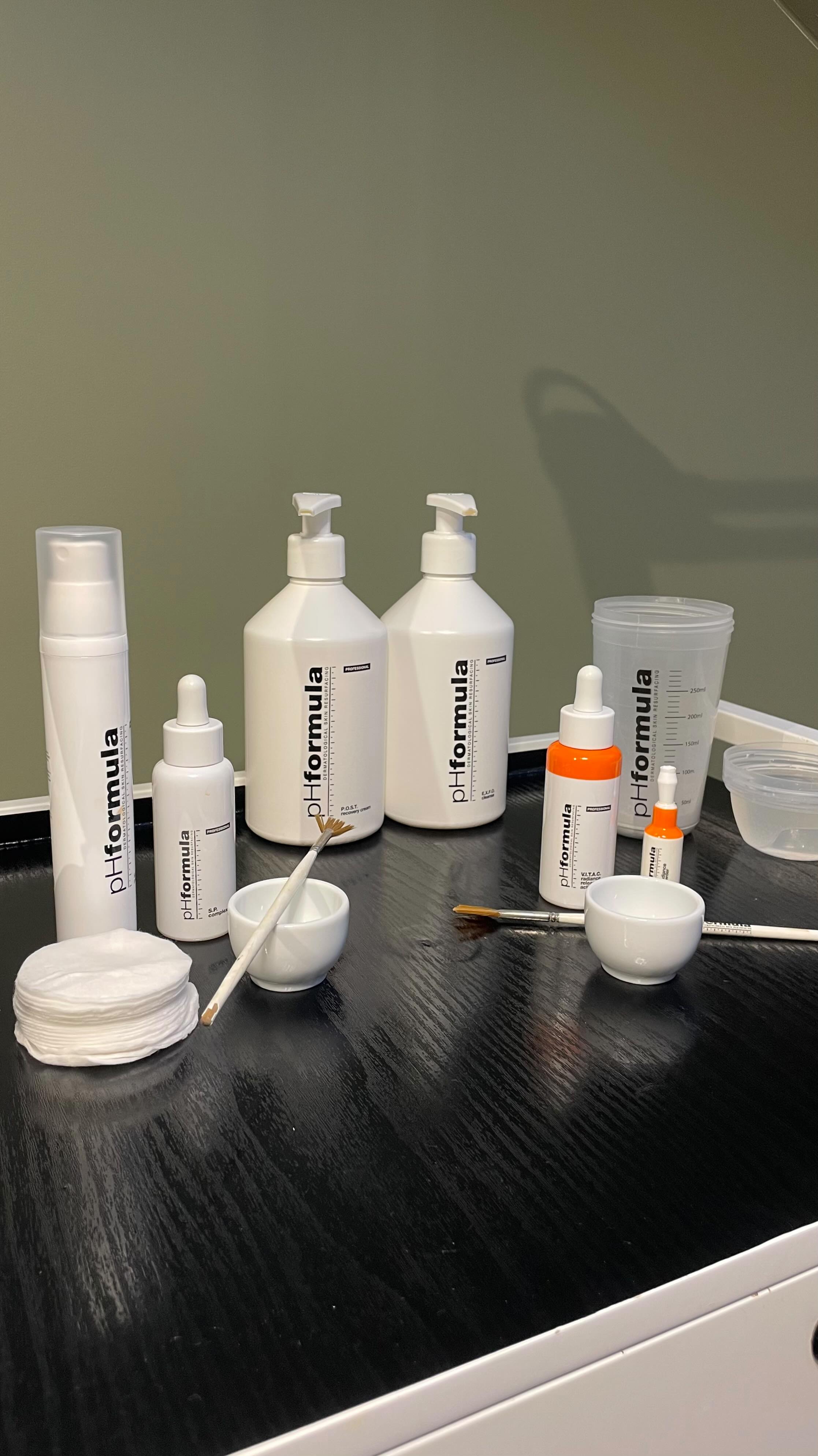 NY! pHformula C-vitamin Party Peel Express ✨ DESEMBER KAMPANJE!
Pris: 890kr (-25% avslag. Verdi: 1.190,-)
En 40 minutter lang behandling som består av rens med EXFO Cleanse, fruktsyrepeel med C-vitamin solution peel, gummimaske tilpasset behov med nakke- og skuldermassasje under virketid. Avsluttes med påføring av Post Recovery Cream.
Nøkkelingredienser:
🍊 C-Vitamin
🔬 Retinol
💦 Hyaluronsyre
Unn deg selv en rask og effektiv behandling som gir glød og en umiddelbar oppstrammende effekt. Perfekt om du vil føle deg litt ekstra fresh før julebordet eller andre høytidsfeiringer 💃🏻🎄 Ingen nedetid eller flassing.
Behandlingen kan bookes i vår online booking under 👉🏻 Månedens kampanje: Desember. *tilbudet er kun gjeldende i desember måned.
#TemaHud #formerennvelvære #Asker #Nesbru #Holmen #holmensenter #hudpleie #hudpleieasker #hudpleienesbru #hudpleieholmen #hudpleietips #hudpleieprodukter #hudpleierutine #hudpleiesalong #handlelokalt #støttsmåbedrifter #phformula #phformulanorge