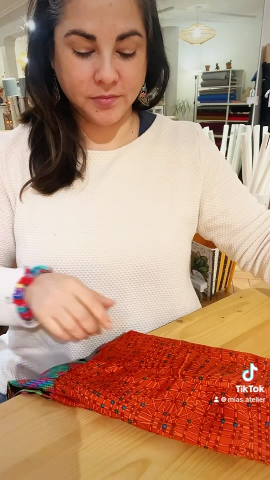 🌼 Die neue Seidenschals sind da, die dein Outfit verzaubern! 🌻🦋
Das lange warten hat eine Ende 😋 Endlich sind sie wieder da, die neuen Seidenloops. Ich hab mich mal wieder vor die Kamera getraut und präsentiere eich die Schals gleich «persönlich» 👋🏻 Es sind die perfekten Begleiter für jeden Look! 💃🏻 Egal ob lässig oder elegant, diese Schals bringen Farbe in deinen Alltag. Es sind alles Einzelstücke und jetzt im Shop zu kaufen. Welches ist dein Lieblingsschal?
🙈 Ich kann mich nicht entscheiden. 😬
Schau vorbei und finde deinen neuen Liebling 🥰
Predigergasse 19, 8001 Zürich
#Seidenschals #Fashion #Styleinspo #Shop #FashionLovers #outfitGoals #Accessoires #Handmade #Fashionusta #Zürich #fabrics #fabricshop #fabriclovers