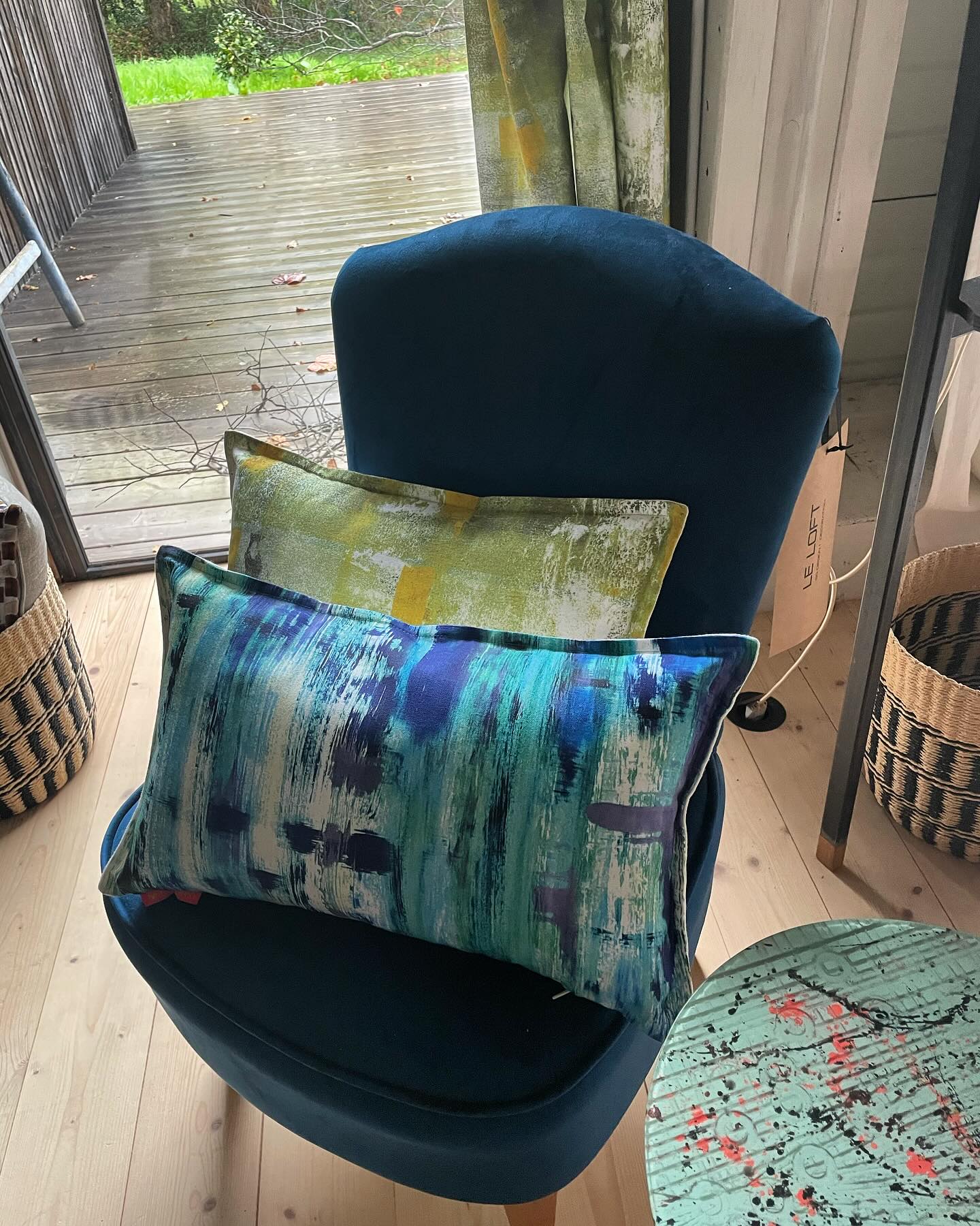 On ne se retrouve plus sur le marché de Noël …😭je ne peux pas vraiment assurer avec 2 béquilles et à cloche pied 🙄 C’est pourquoi je vous propose de découvrir les produits en stock au Loft grâce à des ventes flash sur Instagram! Ils suffit de m’envoyer un message privé quand vous êtes intéressé par une publication….#noel #noël #coussin #creationtextile #decoration #cadeau #cadeaudenoel #architectureinterieure