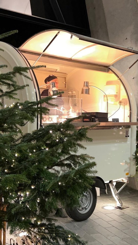 "Das Rebel Raccoon Foodtrailer-Team wünscht euch eine mega erfolgreiche Weihnachtszeit! Rockt das Weihnachtsgeschäft – wir glauben an euch! 🎄🔥 #RebelRaccoonVibes #WeihnachtsBoost"
#foodporn #foodtrailer #streetfood #supportlocal #rebelracoon #genusspur #leckeressen #foodtrucklife