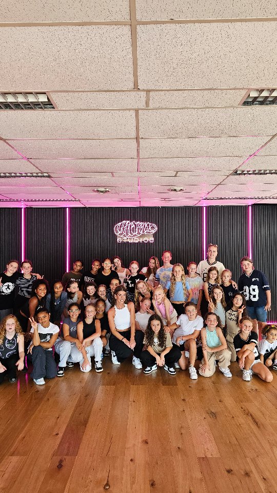 Hoe leuk was het om @ashleyguijt over de vloer te hebben! ✨ Wat hadden we veel meiden die niet konden wachten om bij jou in de zaal te staan! Je hebt alle verwachtingen overtroffen, het was geweldig! 💥 Hopelijk op naar nog veel meer workshops! Dans je mee in deze video, of was je bij deze workshops? Tag jezelf & je vrienden in de comment….
#kids #kidslessen #tiktok #dance #workshop #workshops #masterclasses #hiphop #commercial #kids #modern #contemporary #Zoetermeer #zoetermeerstad #community #KicknStudios #urbanculture
