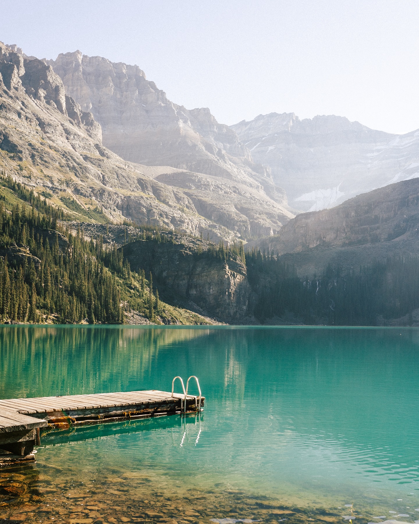 🌲 Lake O’Hara Shuttle & Lotterie – Alles, was du wissen musst! 🇨🇦🏔️
🚍 Das Shuttle-System:
Der Lake O’Hara im Yoho National Park ist einer der schönsten Seen in den Kanadischen Rocky Mountains. Um diese einzigartige Region zu schützen, ist der Zugang limitiert. Ein Shuttle Bus bringt einem zum See, es gibt aber nur wenige Sitzplätze pro Tag und diese werden Monate im Voraus verlost.
🎟 Die Lotterie:
• Start der Lotterie: Jedes Jahr im Frühjahr (normalerweise im März) startet die Registrierung auf der Parks Canada-Website.
• Wie funktioniert’s? Registriere dich und gib deinen Wunschzeitraum an.
• Ergebnis: Wirst du ausgelost, kannst du ein Shuttle-Ticket buchen und deine Reise planen.
❌ Nicht ausgelost? Keine Sorge!
Falls du kein Ticket bekommst, gibt es Möglichkeiten, den Lake O’Hara trotzdem zu besuchen:
1️⃣ Zu Fuß hinaufwandern: Der Wanderweg vom Parkplatz zum See ist etwa 11 km lang. Er ist zwar anspruchsvoll, bietet jedoch traumhafte Ausblicke. Beachtet aber das ihr die 11km wieder zurück wandern müsst im worst case und die schönsten Wanderungen erst am See starten. Wie der Alpin Circuit und die Wanderung zum Opabin Prospect look out. Rechnet mit Minimum 22km.
2️⃣ Rückfahrt mit dem Shuttle versuchen: Auch ohne Reservierung kannst du am Lake O’Hara darauf hoffen, einen Platz in einem der Shuttle-Busse zu ergattern, die zurück zum Parkplatz fahren. Wenn ein Shuttle Bus nicht voll besetzt mit Besuchern mit einem Ticket aus Lotterie sind. Werden auch Leute ohne Lotterie Ticket mitgenommen. Kostet one way 10$.
Plane frühzeitig und sei flexibel mit deinen Terminen.
Folge Parks Canada für aktuelle Updates zur Lotterie und kurzfristigen Ticketverfügbarkeiten.
Wie findet ihr es das Orte wie der Lake O’Hara durch solche Lotterien Geschützt werden?
#LakeOHara #kanada #Yohomationalpark #reisetipps #ParksCanada