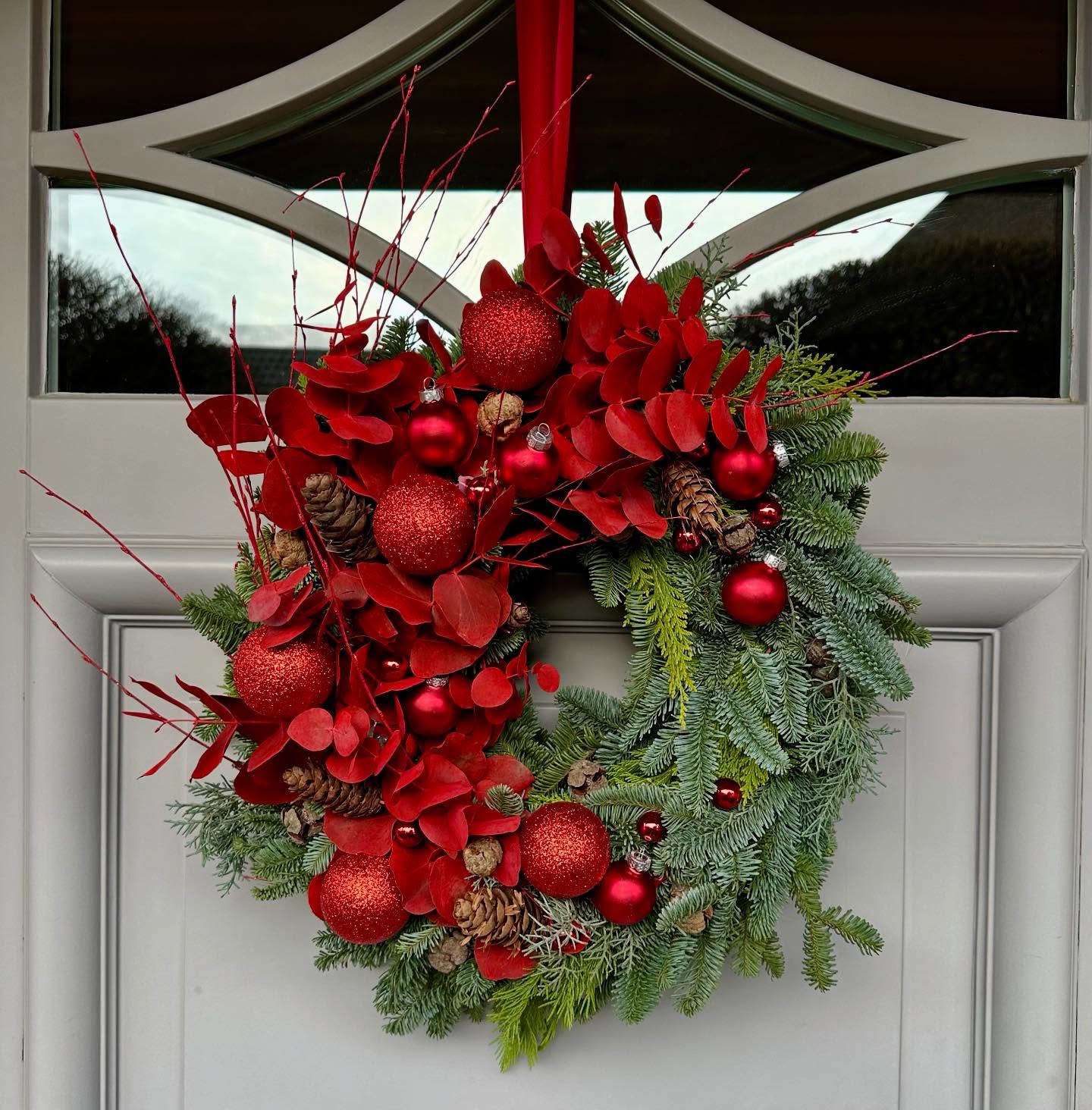 La semaine passée, les ateliers étaient consacrés aux couronnes de Noël 🎅🏻. Retour en images sur nos compositions . Cette année retour aux traditions et à la couleur rouge 🎄 #fleursaddict #walhain #artfloral #couronnedenoel #agoragroup_