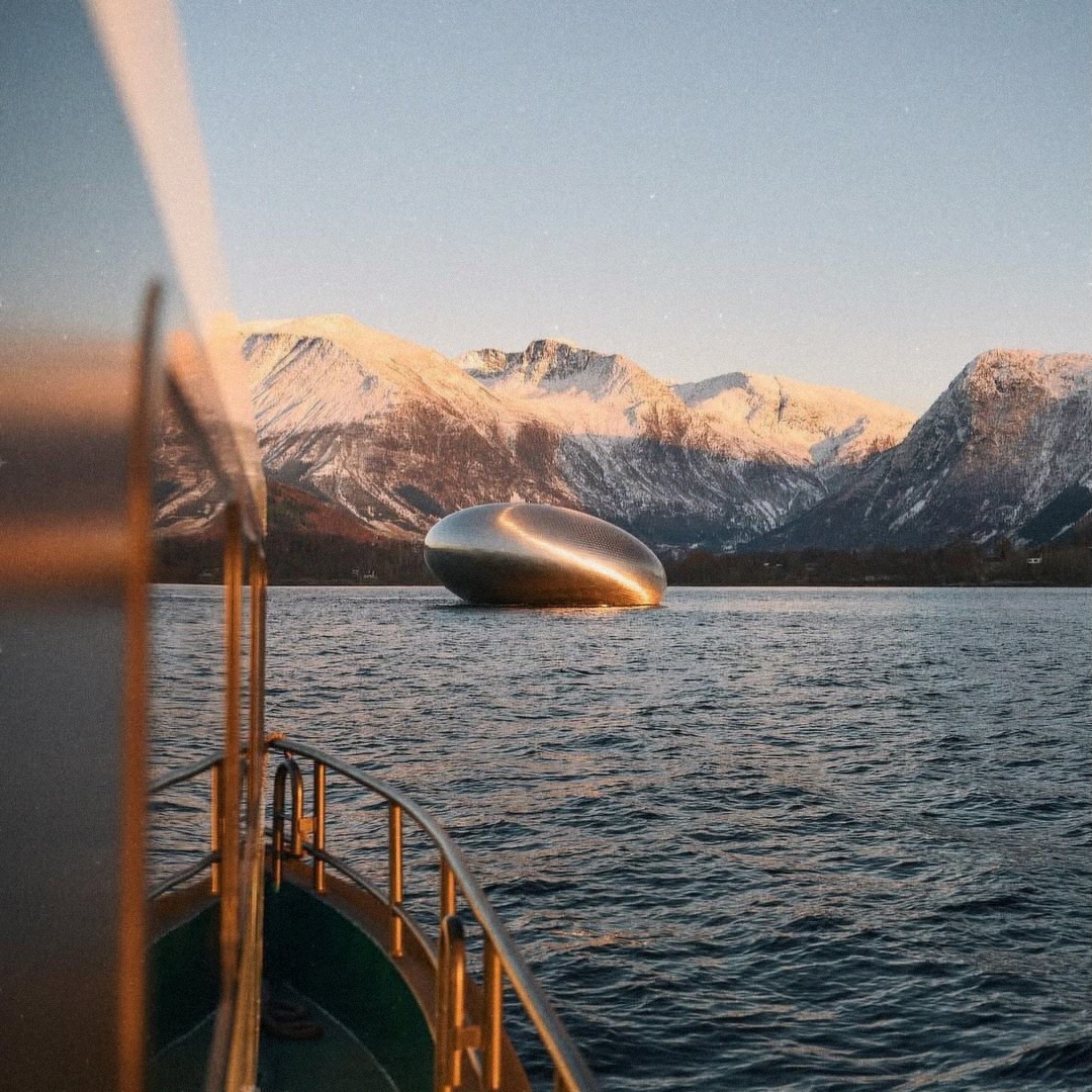 ✨
Iris Restaurant is not just a place for a meal, but a true gastronomic journey that begins with a unique expedition in the heart of the Norwegian fjords. Located in the Rosendal area, the restaurant offers its guests an unforgettable experience that includes not only exquisite cuisine but also a boat journey to the place where every flavor moment begins.
The expedition starts with a boat ride from the picturesque town of Rosendal to chef Anika Madsen’s boathouse on the island of Snilstveitøy, where guests are welcomed with a light snack. Then, via the pier of the floating art installation Salmon Eye, the multisensory underwater experience begins, culminating in the main dining room where stunning views of the fjords and mountains create the backdrop for the tasting menu.
At the end of the evening, another boat ride awaits, taking guests back to the familiar shores of Rosendal.
The team of professionals at UNIQUELUXURY.TRAVEL will make your trip to Iris unforgettable, taking care of every step of the experience so you can fully enjoy the culinary delights surrounded by nature.
_________________________________
Image: @iristherestaurant
#LuxuryHotels #ExclusiveDestinations #TravelInStyle #UniqueluxuryTravel #IrisRestaurant #ExpeditionDining #Gastronomy #LuxuryExperience #UniqueLuxuryTravel #GourmetJourney #TravelInStyle