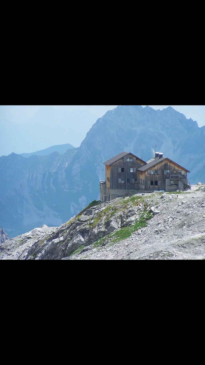 Stellenangebot: Hüttenmitarbeiter (m/w/d) Totalphütte
Zeitraum: Saisonarbeit von Mitte Juni bis Mitte Oktober 2025 Für unsere Berghütte in den österreichischen Alpen
suchen wir eine/n motivierte/n und zuverlässige/n Hüttenmitarbeiter/in.
Die Hütte liegt auf 2.385 Meter und ist ein beliebtes Ziel für Wanderer und Bergsteiger.
Wenn du die Berge liebst, selbständig arbeiten kannst und gerne Gäste betreust,
dann bist du bei uns genau richtig!
Bewerbung: Schick uns deine Bewerbung mit Lebenslauf an job@totalp.at
oder ruf uns an unter +43/6764643936 für weitere Informationen.