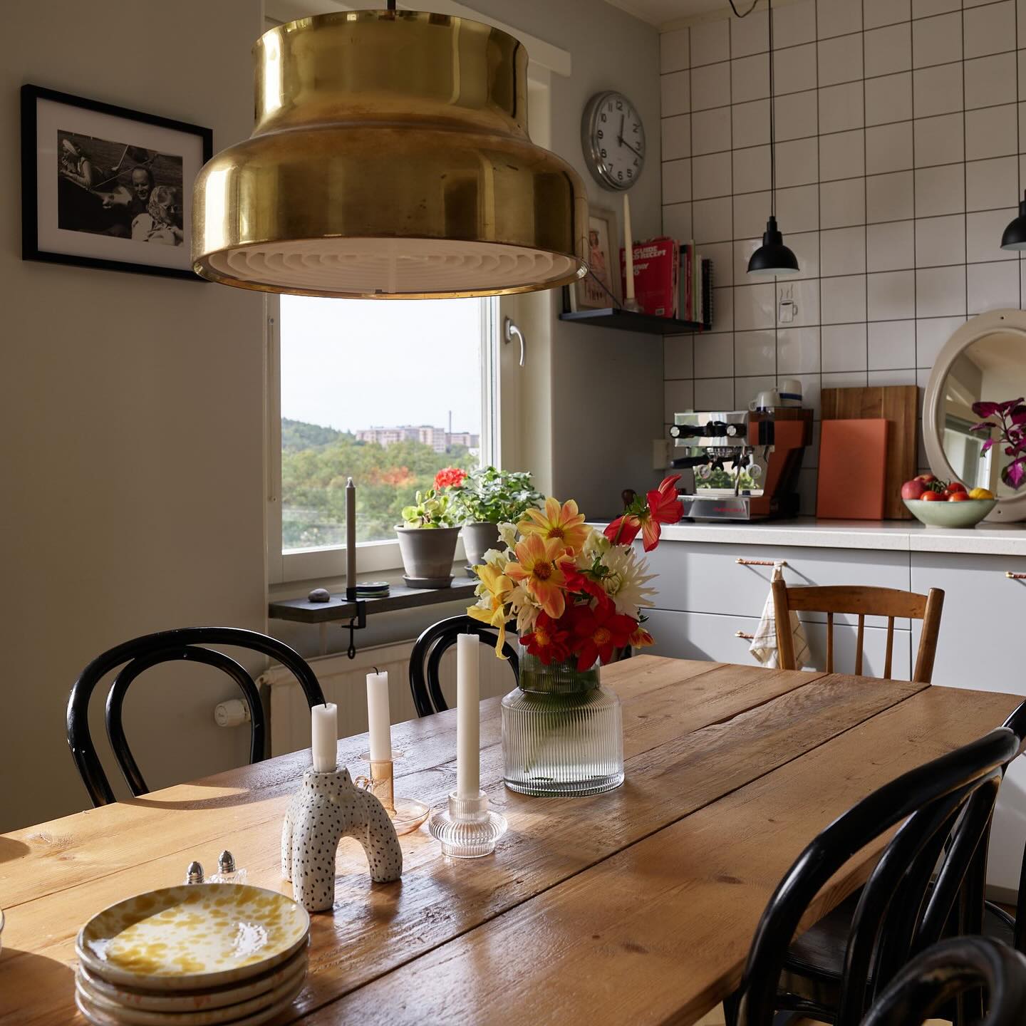 Den svåraste frågan, vilken färg ska jag välja på min espressomaskin? I det här köket står en rostfri Linea Micra vilket alltid är ett säkert kort ✨
.
.
.
.
.
.
.
.
.
.
.
.
.
.
.
#lineamicra #lamarzoccohome #coffee #homebarista #rrebelworks #specialtycoffee #specialkaffe #handmadeinflorence #rrebel #lamarzocco #hökarängen #color #home #espressomachine