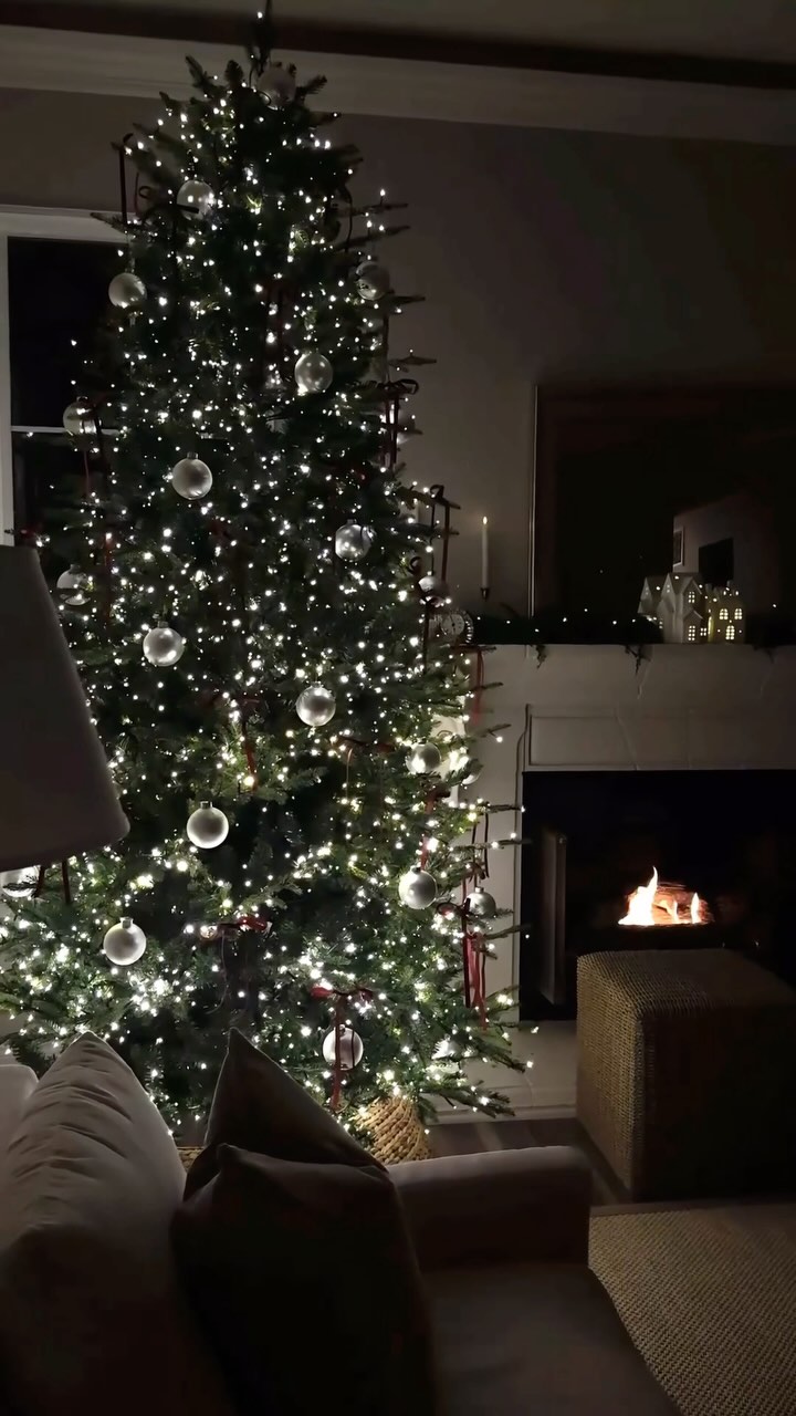 Christmas has arrived 🤍🎄
.
.
.
.
#christmastree #christmastime #itsbeginningtolookalotlikechristmas #christmasdecor #favoritetimeofyear #temecularealtor #temecula #temeculawinecountry #temeculalife #sellwithCK